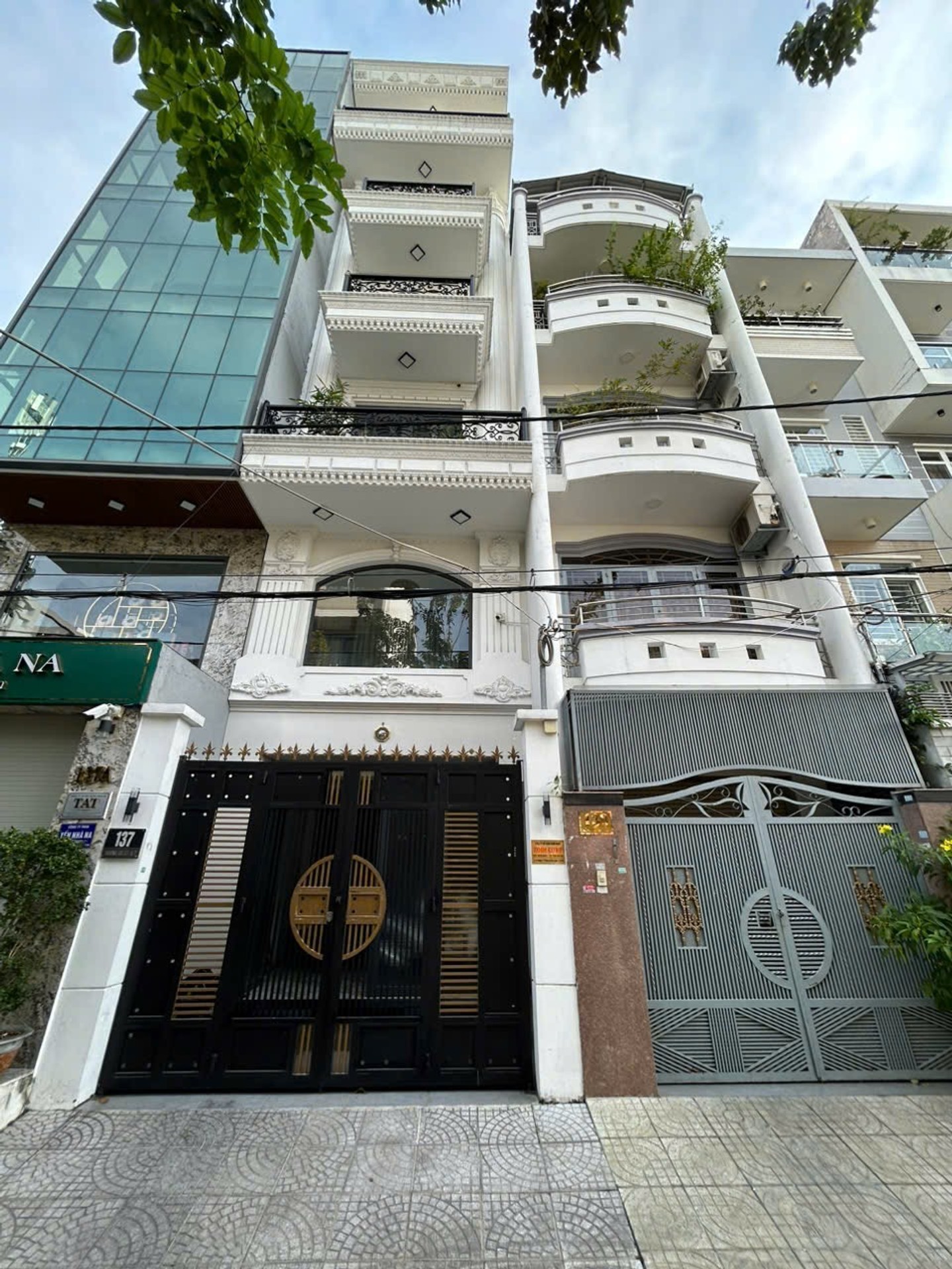 Nhà phố sang trọng 5 tầng có thang máy, gara ô tô, khu vực trung tâm