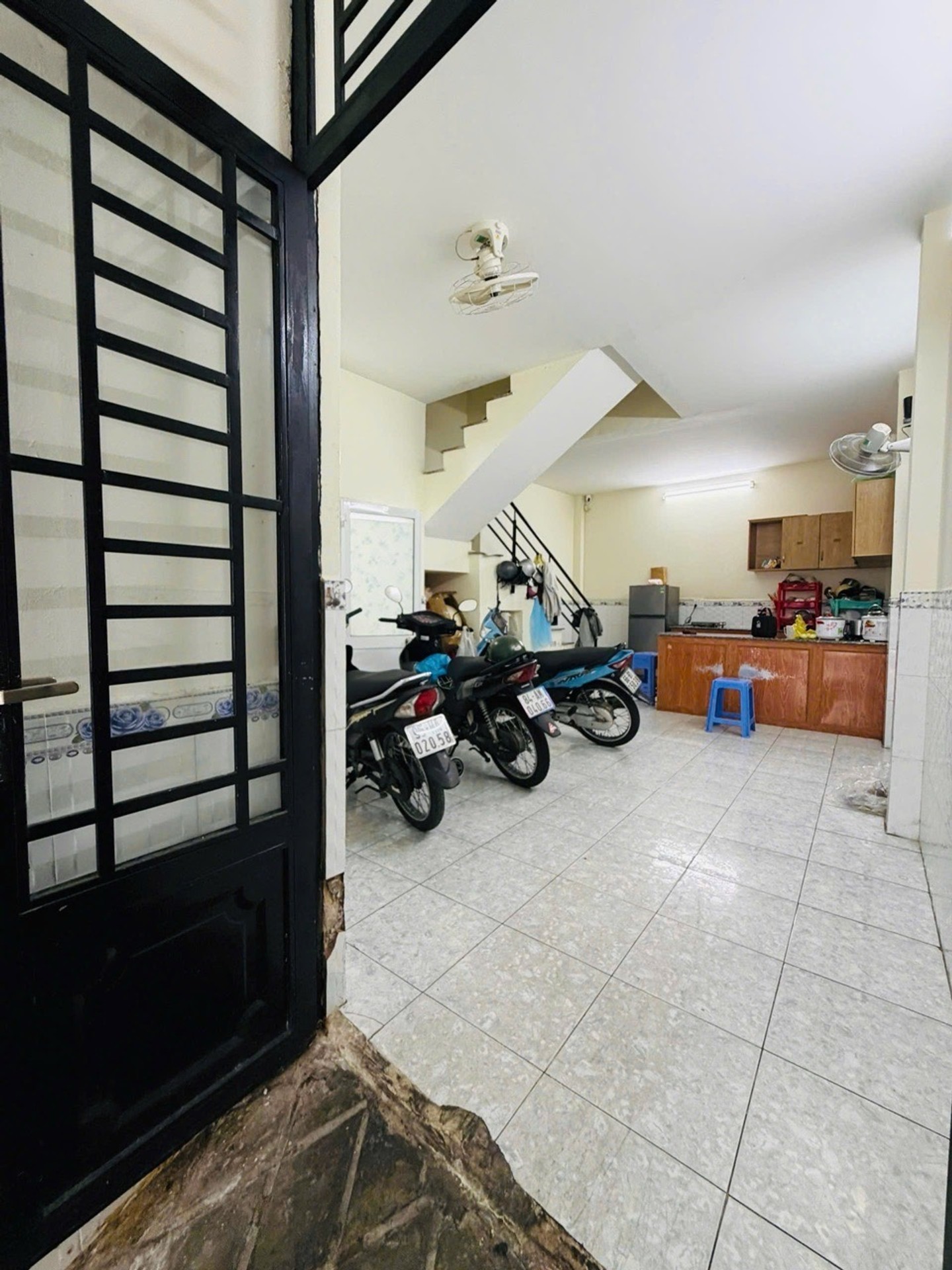 Nhà 4 tầng 5 phòng ngủ gần trung tâm, diện tích 42m²