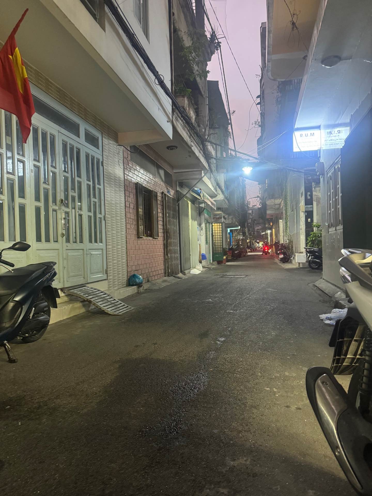 Bán nhà riêng 3 tầng tại Phường 9, Quận Tân Bình, hẻm xe tải rộng 5m