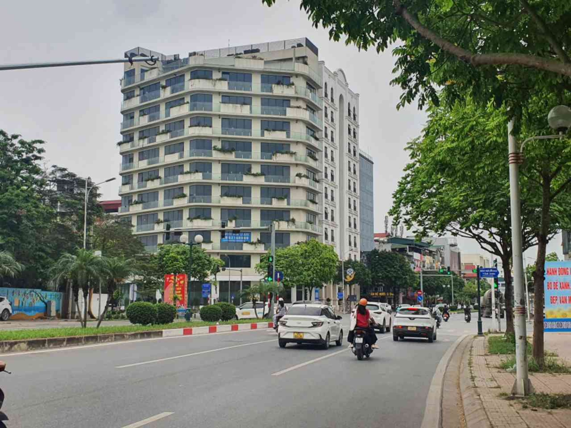BÁN NHÀ BỒ ĐỀ 75.2M2- 5 TẦNG LÔ GÓC - MẶT PHỐ KINH DOANH ĐỈNH - 32 Tỷ