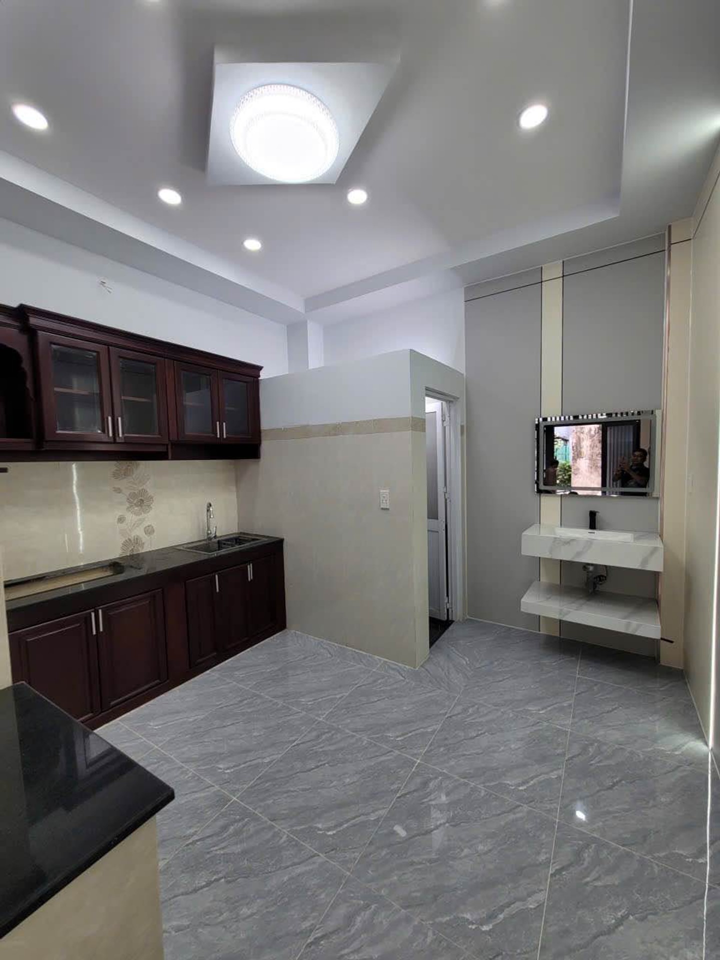 Nhà 4 Tầng Hiện Đại, Phòng Ngủ Rộng Rãi Tại Quang Trung