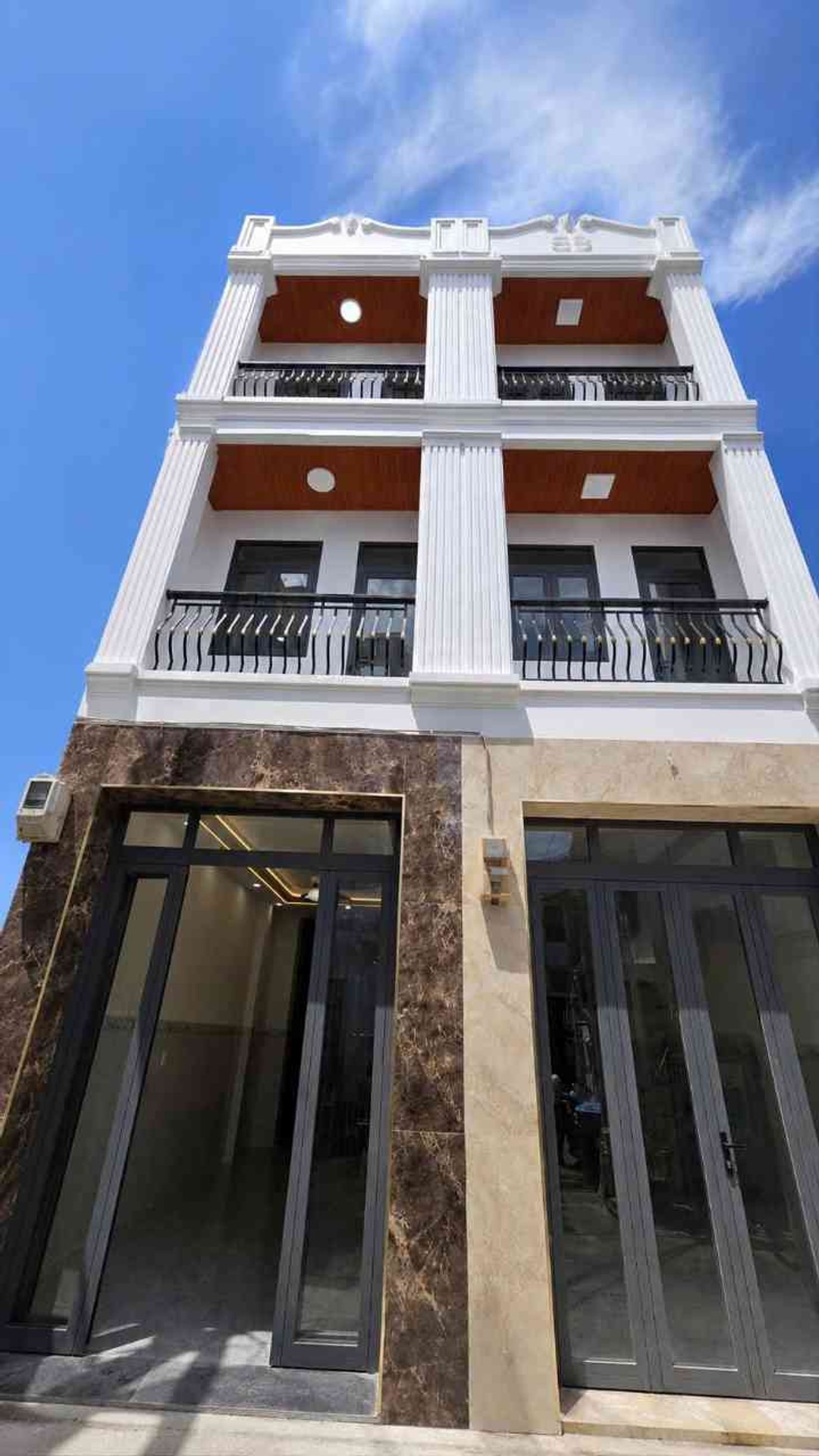 Nhà Đầu Tư Xây Mới Sát Công Viên, Hẻm Xe Hơi Đỗ Cổng