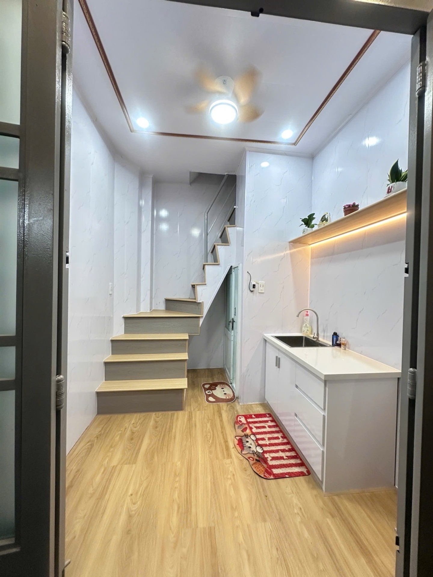 Nhà 3 tầng hẻm xe hơi, 2 phòng ngủ, giá 1.95 tỷ tại Bình Thạnh