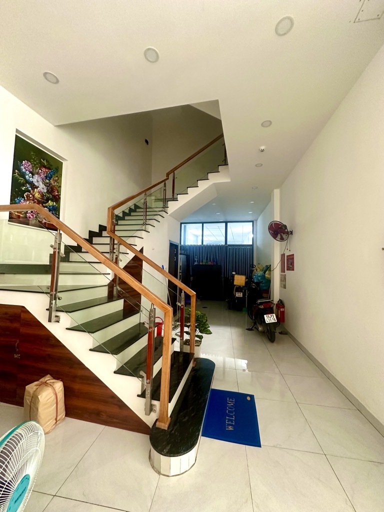 Bán nhà mặt phố Tân Bình 6 tầng, diện tích 100.5m², mặt tiền 3.5m