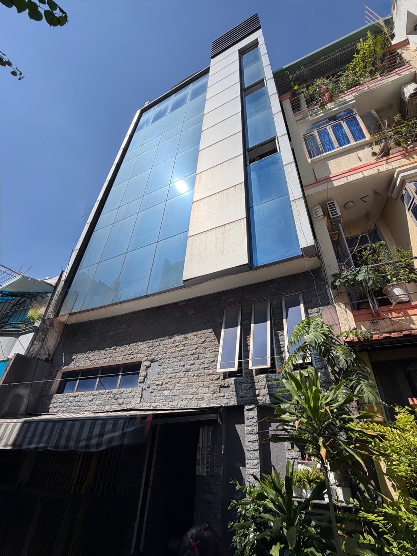 SIÊU PHẨM TOÀ NHÀ - KẾ BÊN Q10 - 5 TẦNG - GẦN 20 PHÒNG .