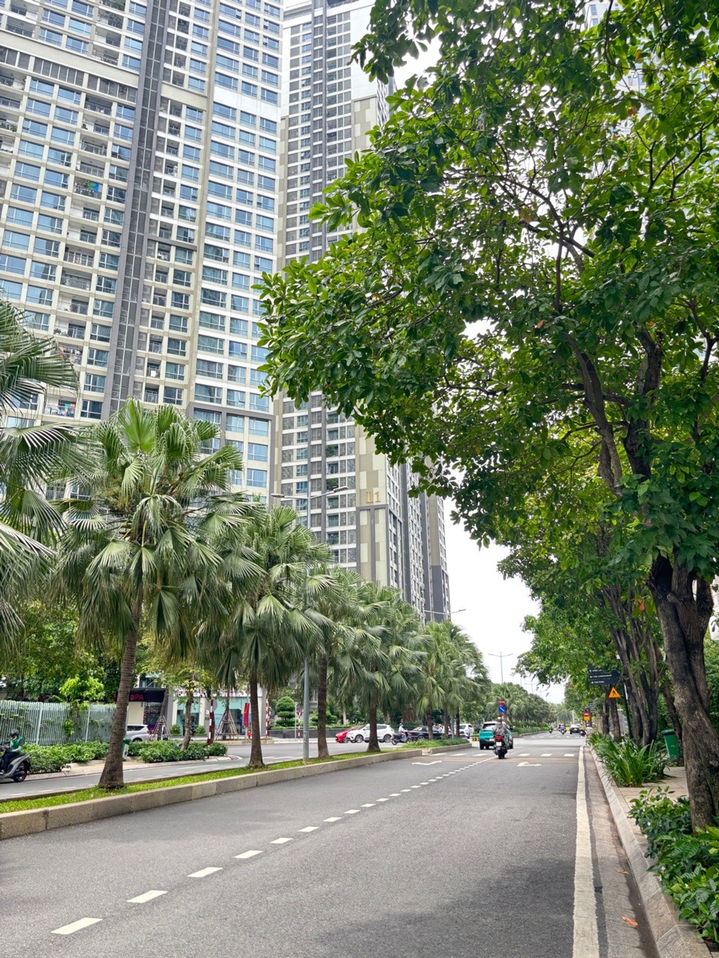 Bán căn hộ chung cư Vinhomes tại Bình Thạnh, 81.5 m2, view thành phố đang cho thuê 23tr