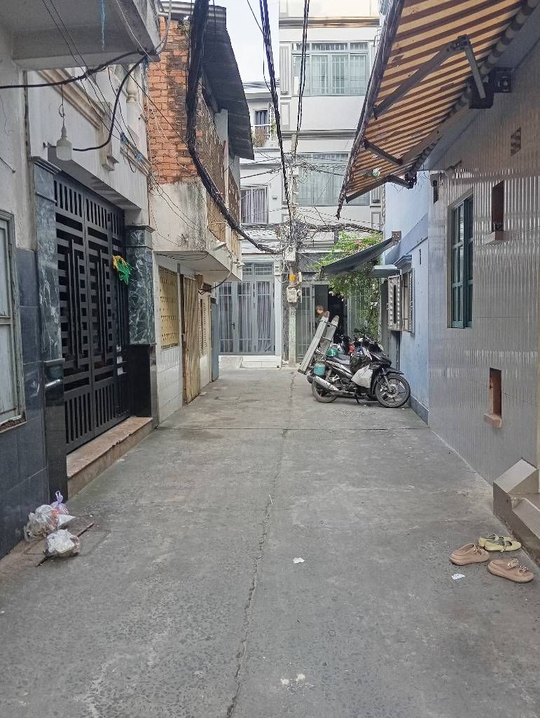 Nhà 4 tầng phố Bà Hạt, ô tô vào nhà, giá tốt