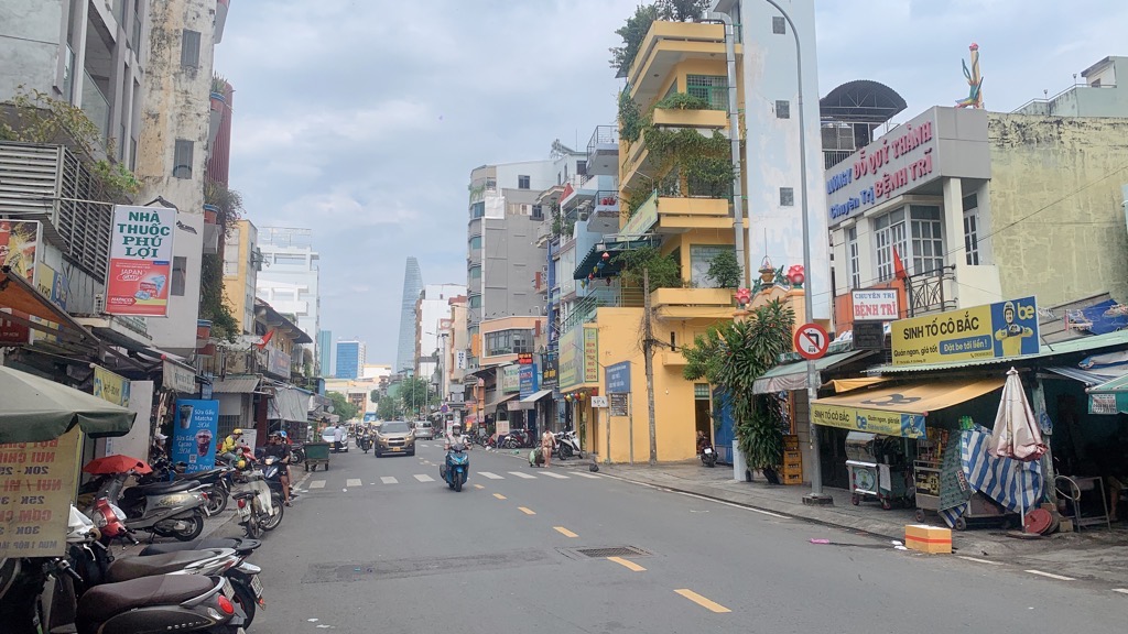 Bán nhà mặt phố Quận 1 kinh doanh sầm uất, mặt tiền 10m, giá 190 tỷ