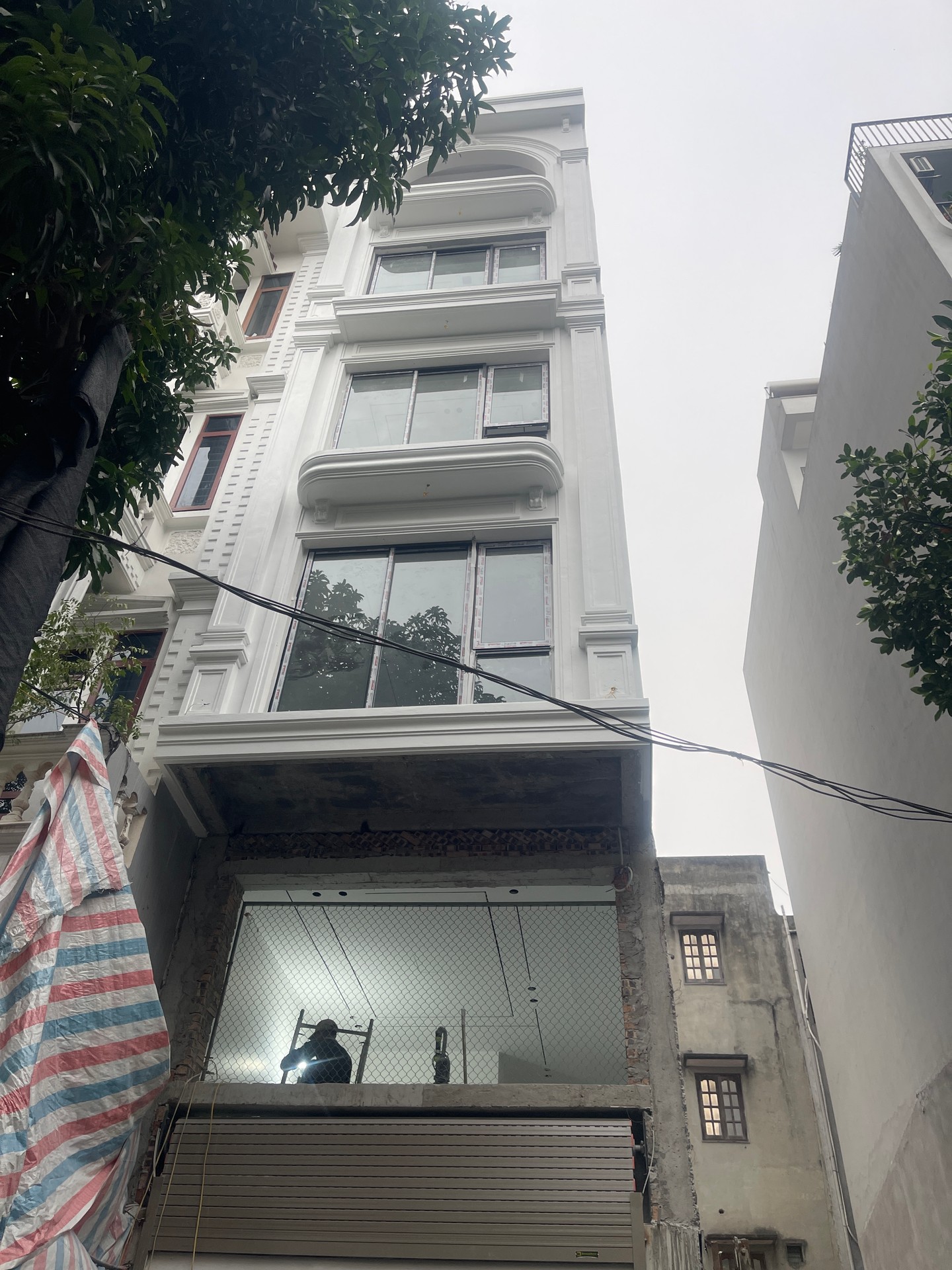 Nhà 8 tầng thiết kế hiện đại, vị trí trung tâm quận