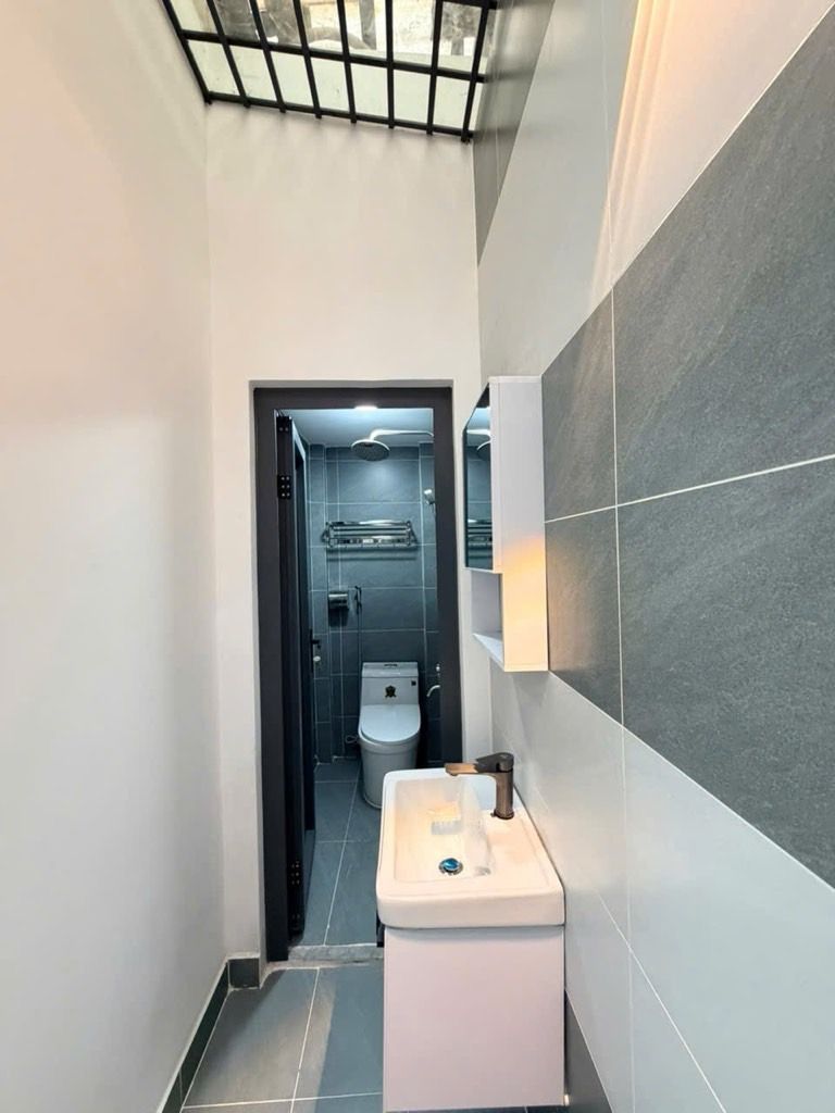 Nhà riêng 3 tầng hướng Đông Nam, diện tích 46m2 tại quận 12, giá 4,45 tỷ đồng