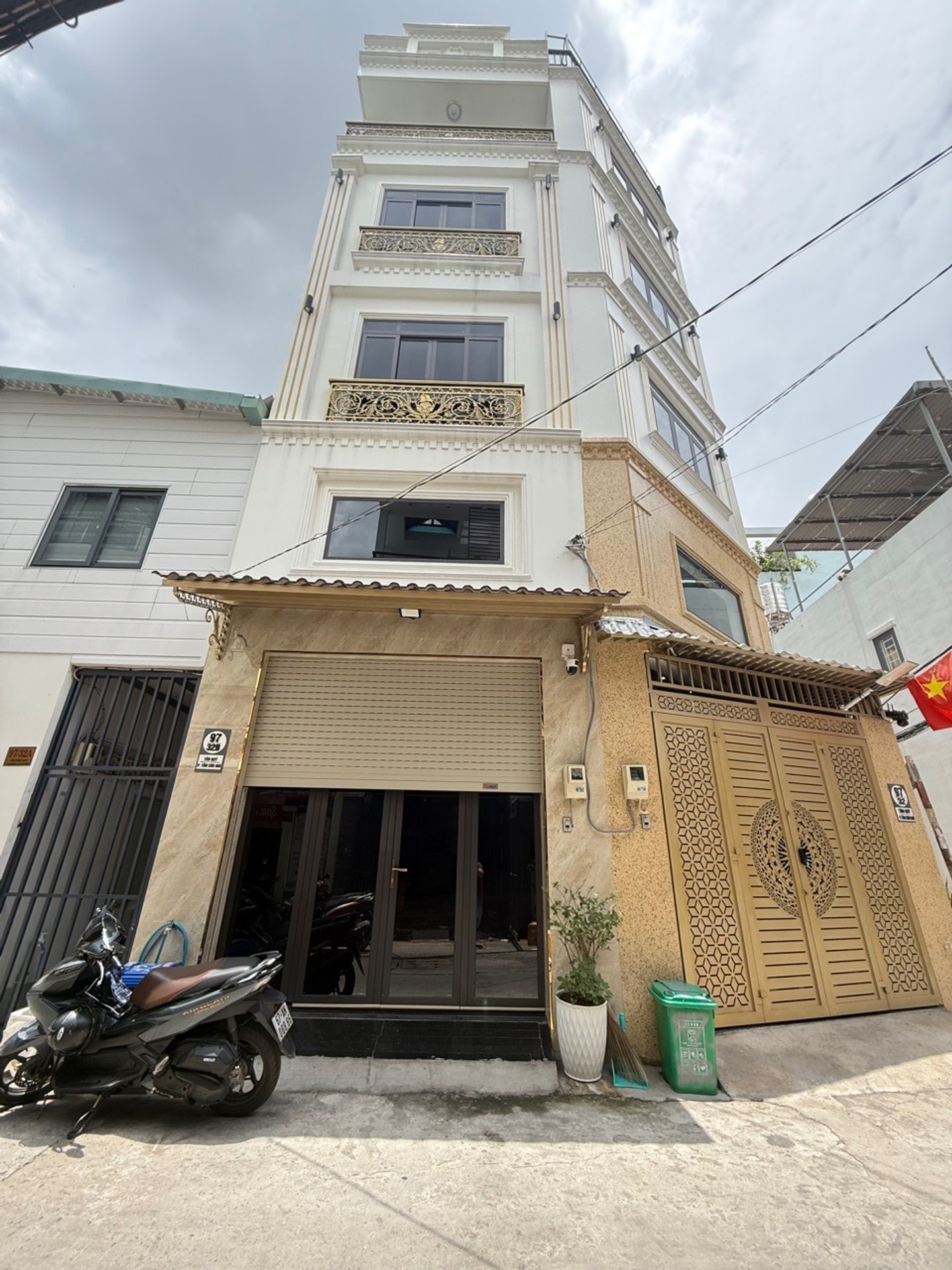 Nhà 5 tầng hiện đại, khu dân trí Tân Quý giá siêu hợp lý