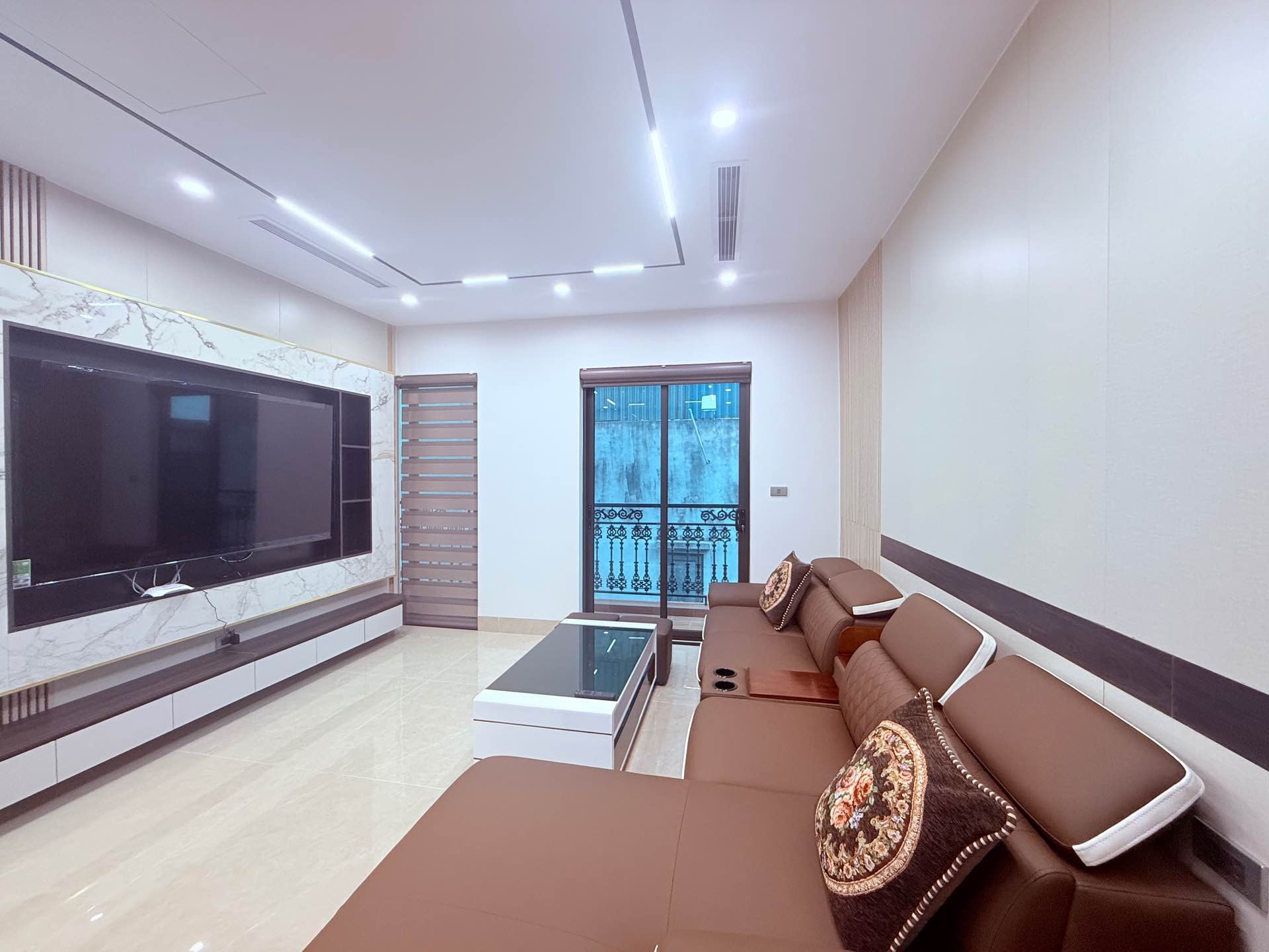 Bán nhà 8 tầng thang máy, view hồ Tai Trâu, vị trí trung tâm quận Long Biên