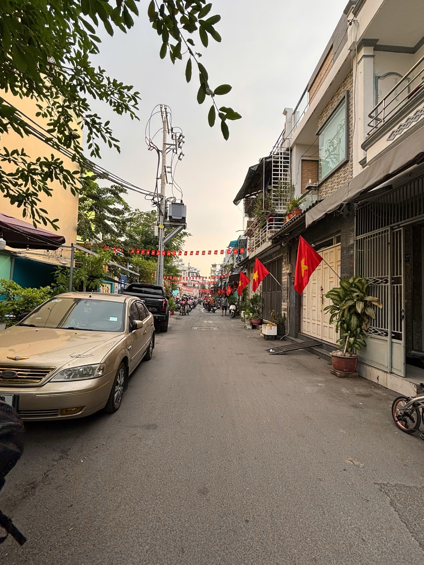 Bán nhà 2 tầng 32m2 hẻm xe hơi, huỳnh văn nghệ thông Phan Huy Ích. Nhà mới ở ngay. Giá hơn 4 Tỷ
