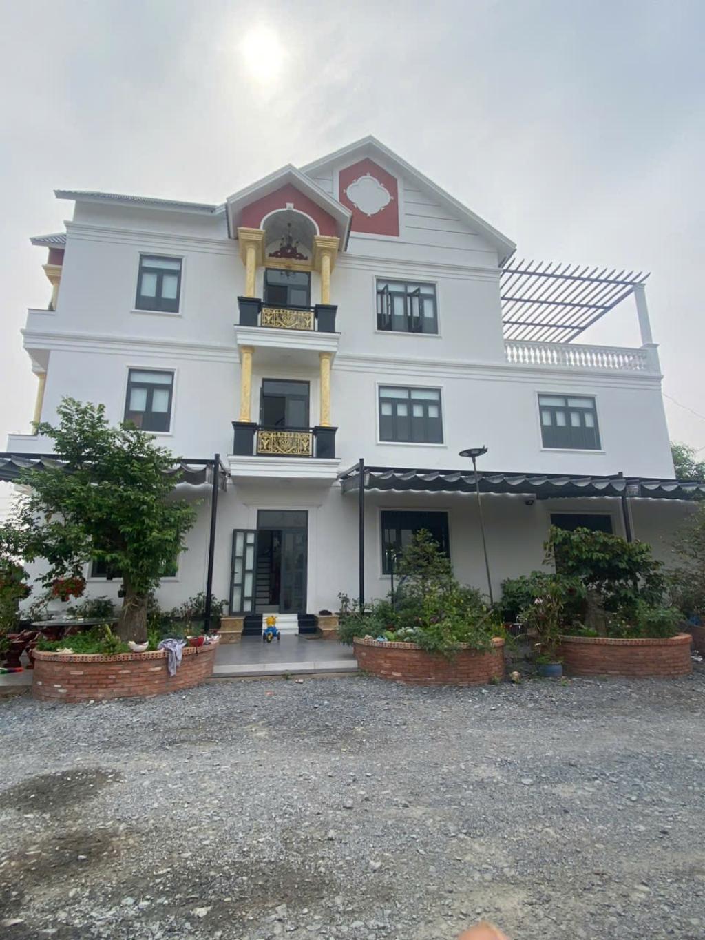 Khu Biệt Thự Và Vườn Cảnh Siêu Đẹp Tại Bà Điểm