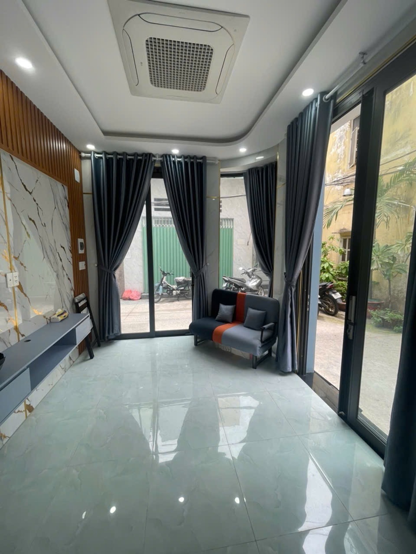 Nhà góc 2 mặt tiền hẻm xe hơi tại Quận 5, giá tốt
