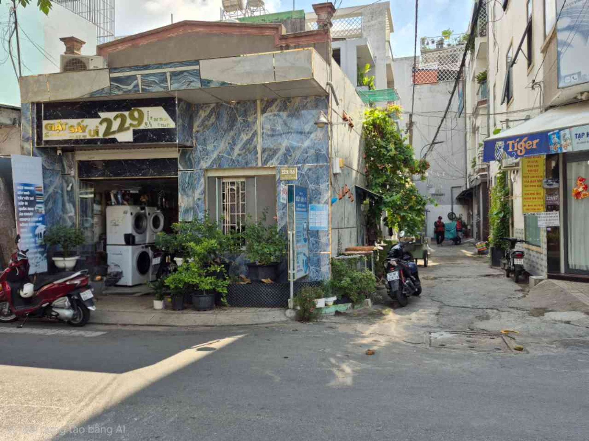 Nhà lô góc kinh doanh sầm uất quận Tân Phú