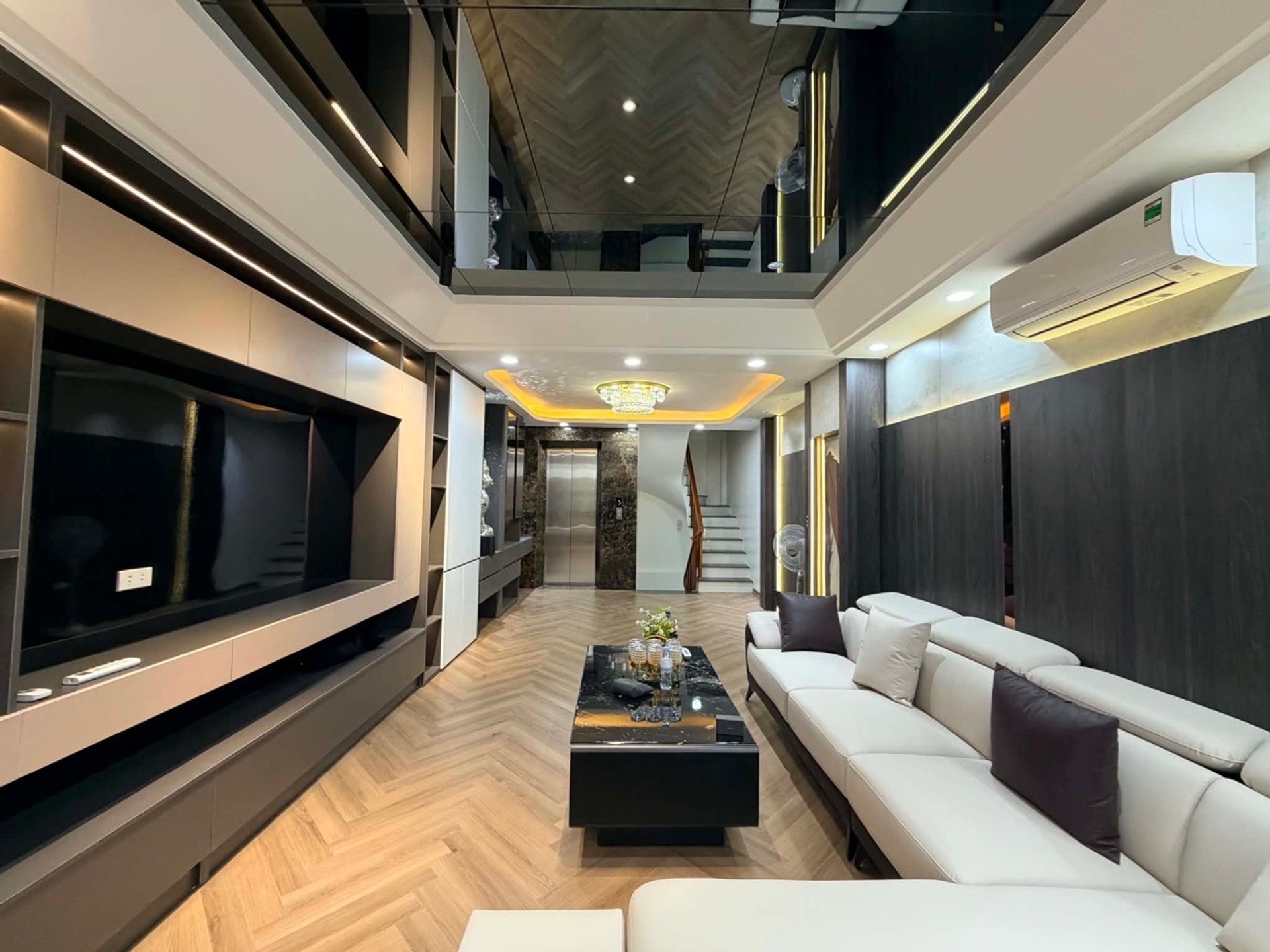 🎯🌏CHỈ HƠN 25 TỶ, BÁN NHÀ HOÀNG VĂN THÁI, ĐƯỜNG 8M CÓ VỈA HÈ 52M2 x 8T THANG MÁY,FULL NỘI THẤT.