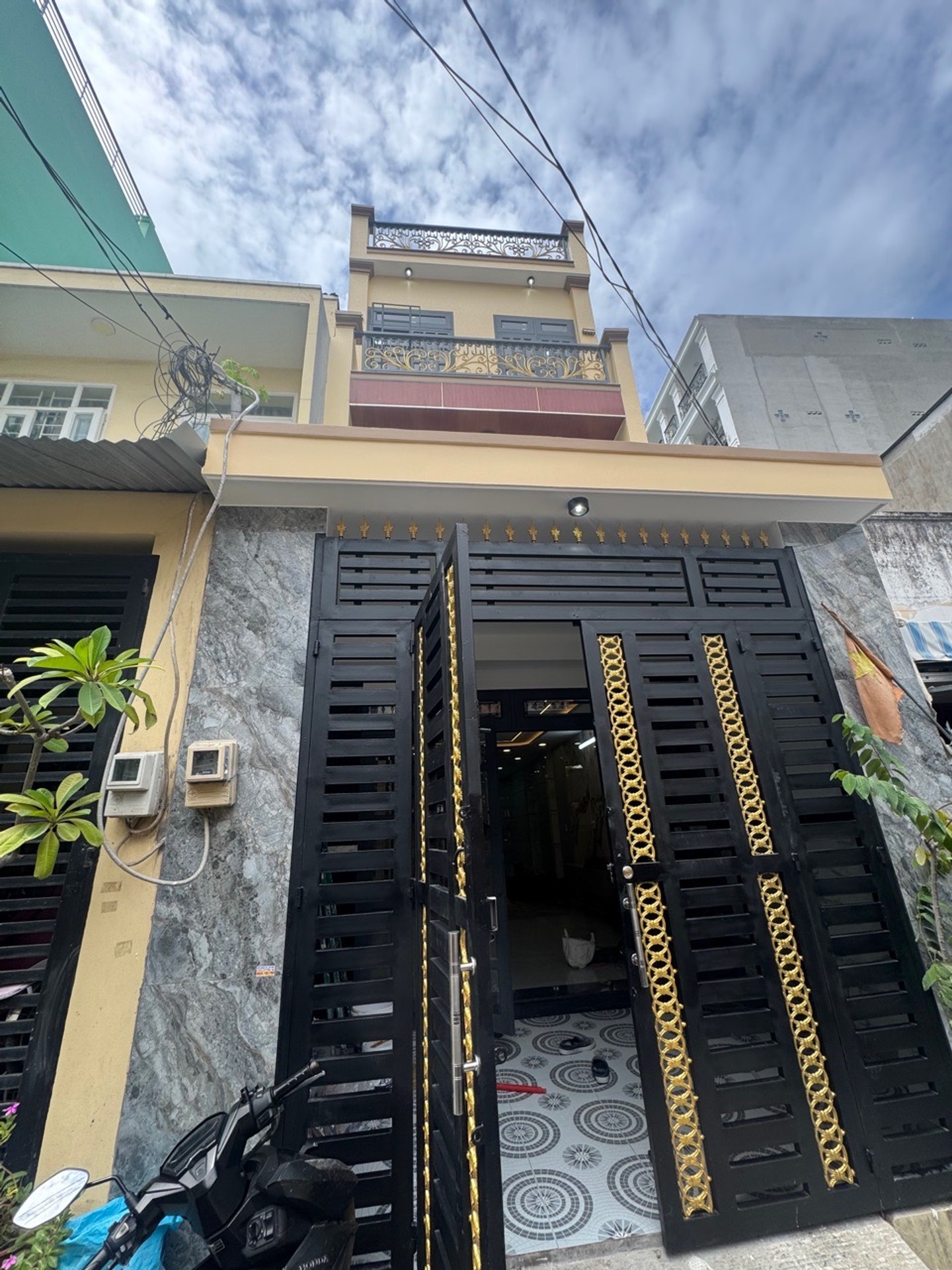 Nhà 4 tầng 4 phòng ngủ gần ngã tư Bốn Xã, giá 6.45 tỷ