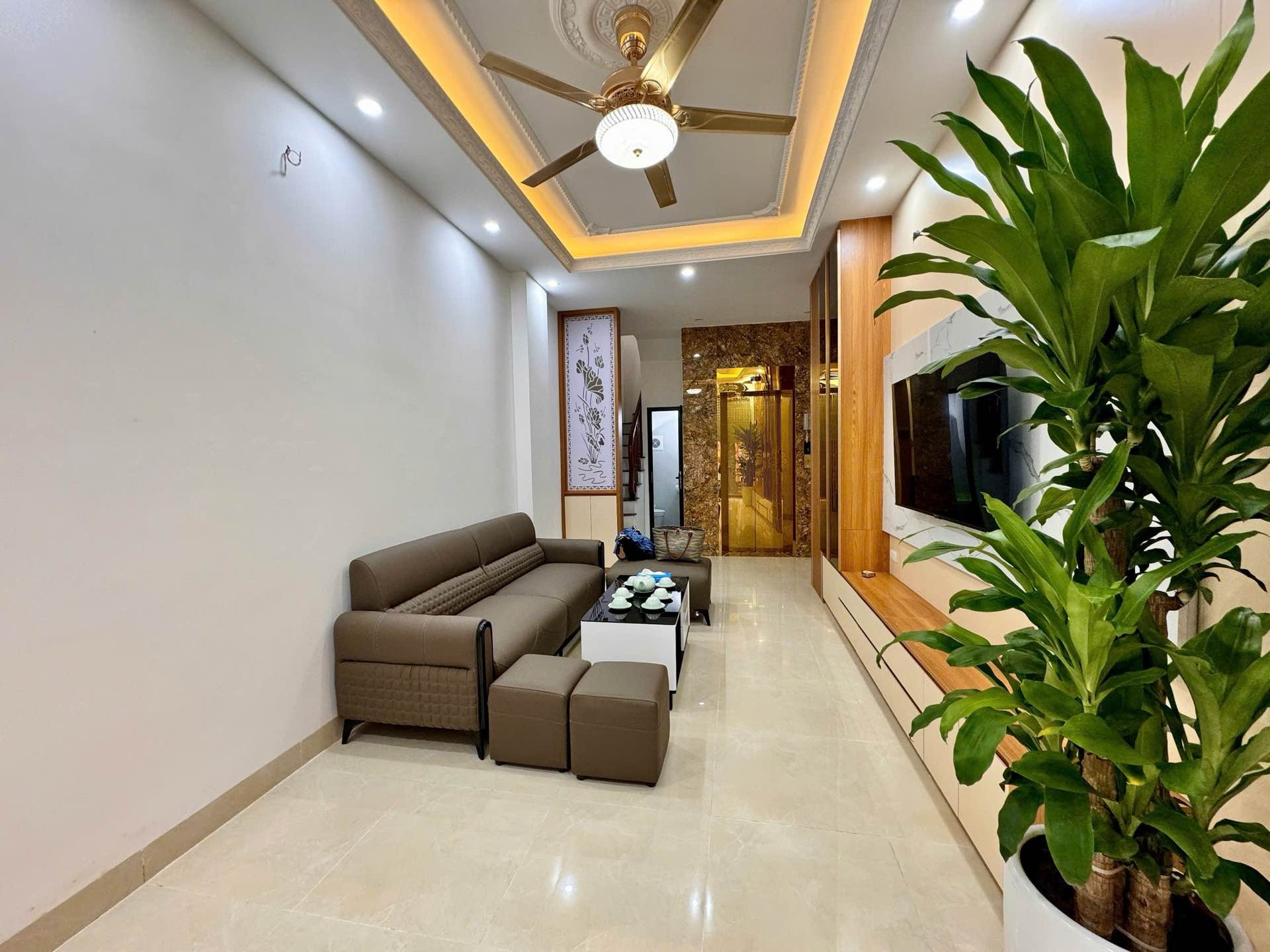 Nhà 5 tầng có thang máy, mặt ngõ rộng tại Phố Lụa, Vạn Phúc