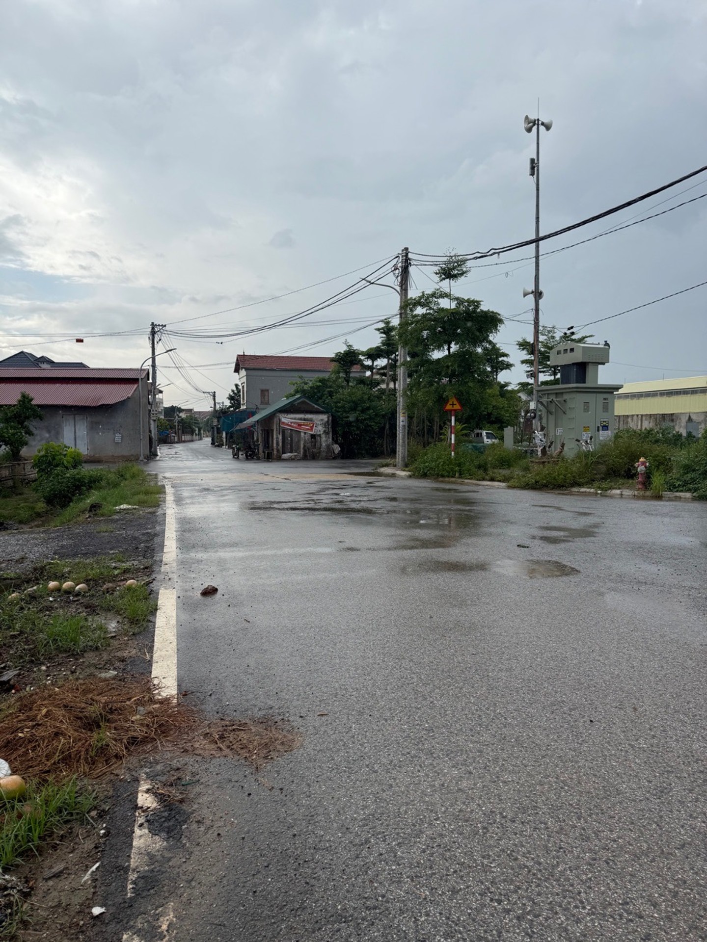 LK01, thửa đất 328 thôn Hoàng Trạch 68m2 Đất. Mặt tiền 5m. Dài 13,4m. Giá 4.3 tỷ