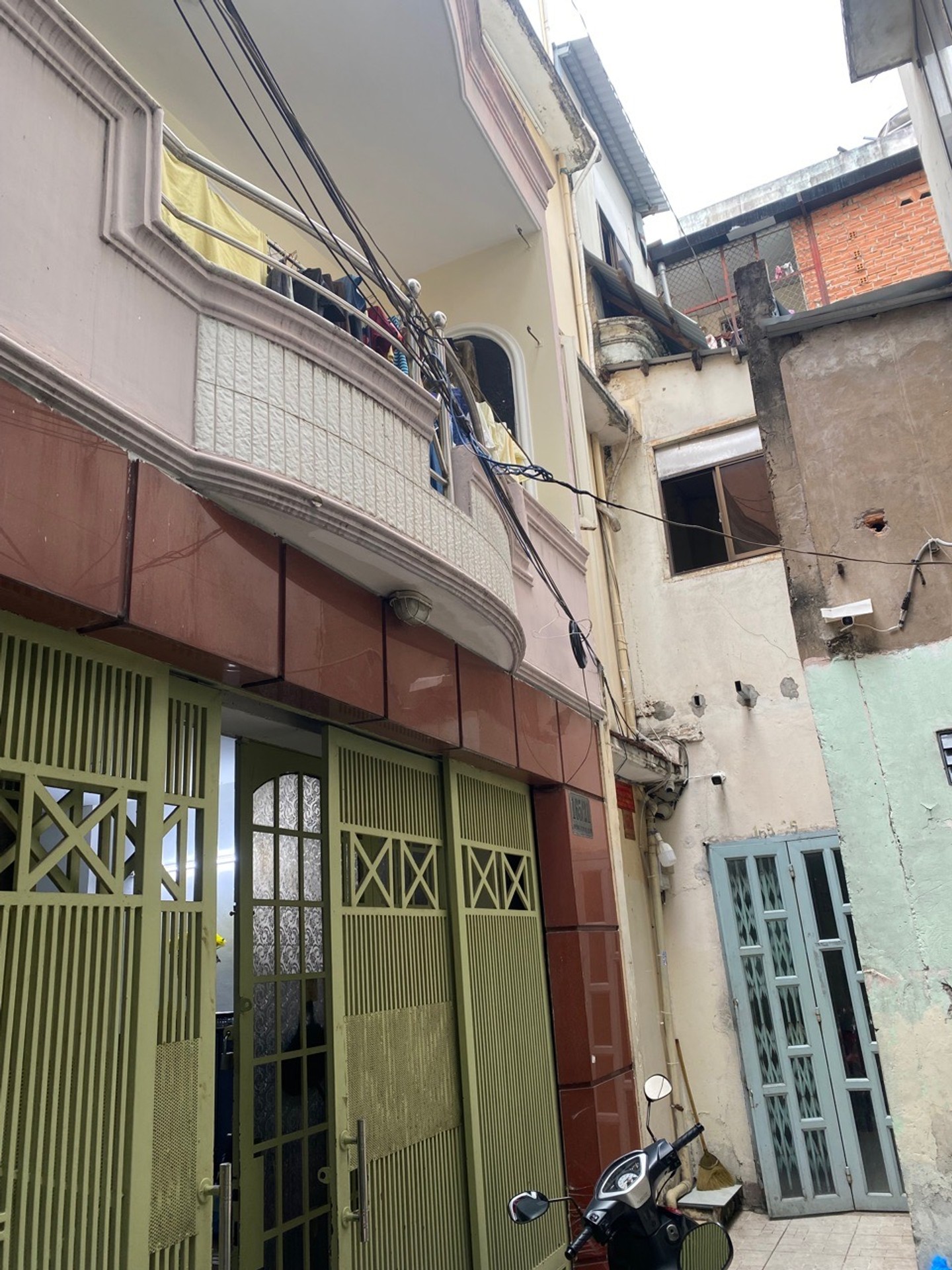 Nhà 2 tầng mặt tiền rộng ngay trung tâm Sài Gòn