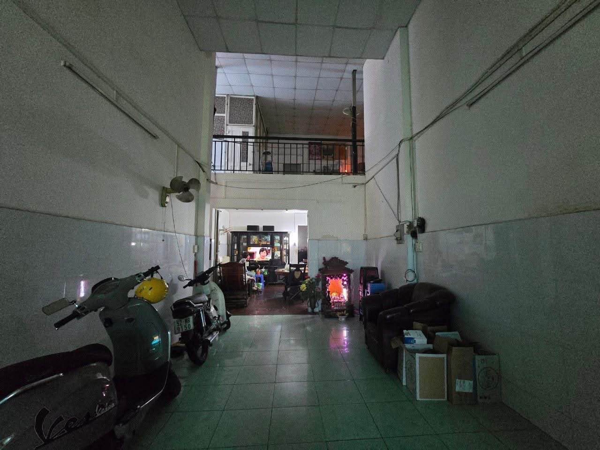 hà nở hậu 8m, mặt sau nhà dự phóng đường 12m ra mặt tiền, gần sân bay.