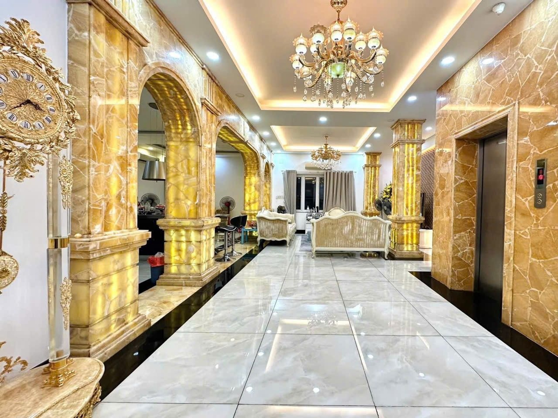 Nhà mặt phố 4 tầng rộng 332m2 tại quận Tân Bình cần bán gấp, giá cạnh tranh