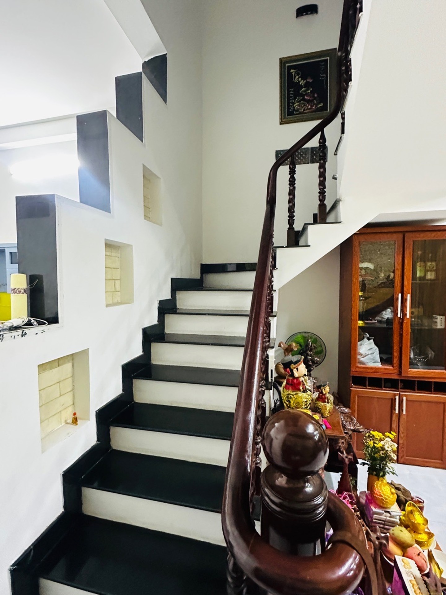 Nhà mặt phố rộng rãi giá tốt, xe tải tránh, 4 phòng ngủ tiện nghi
