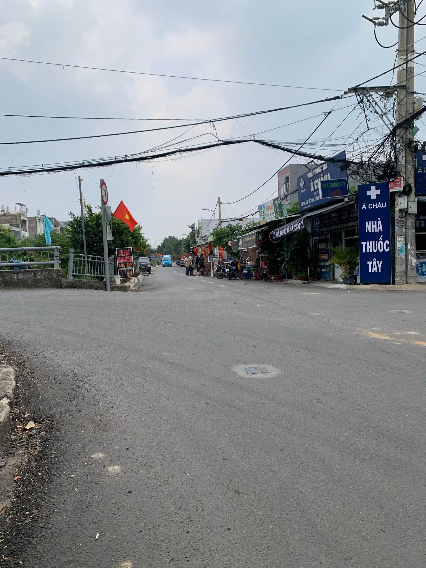 Nhà mặt tiền rộng rãi ở Thạnh Lộc, kinh doanh tuyệt vời