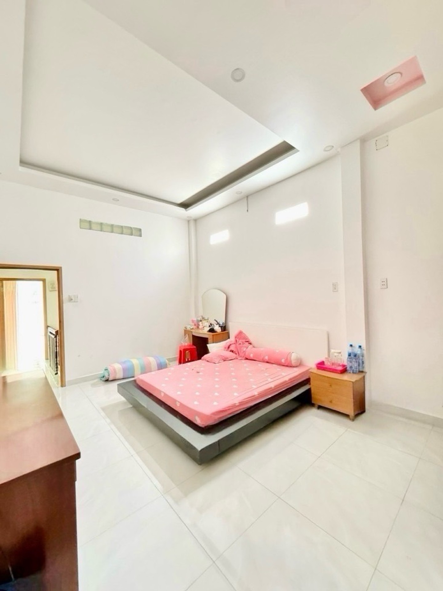 Nhà mặt tiền 4 tầng đẹp giữa khu Bàu Cát sầm uất