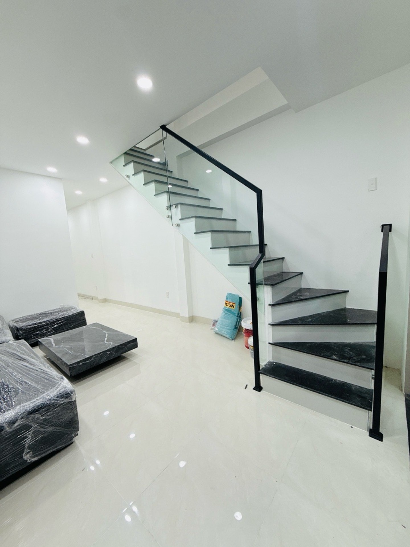 Nhà 2 tầng nhỏ xinh, hẻm an ninh, giá yêu ngay Hồ Thị Kỷ