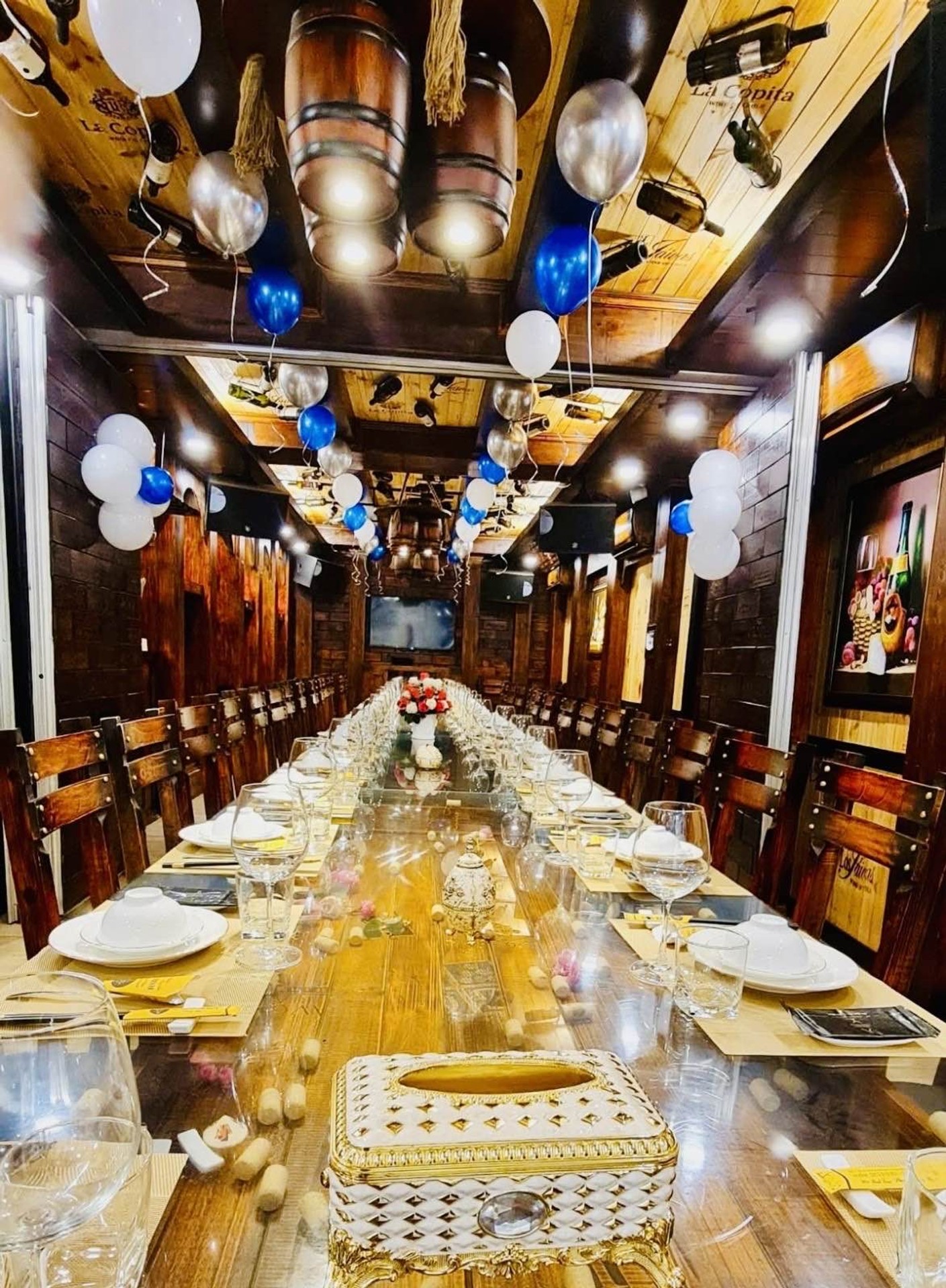 TOÀ NHÀ 8 TẦNG CÓ HẦM - 2 MẶT TIỀN NGAY KẾ SÂN BAY TÂN SƠN NHẤT - ĐANG KINH DOANH KARAOKE - HẦM RƯ