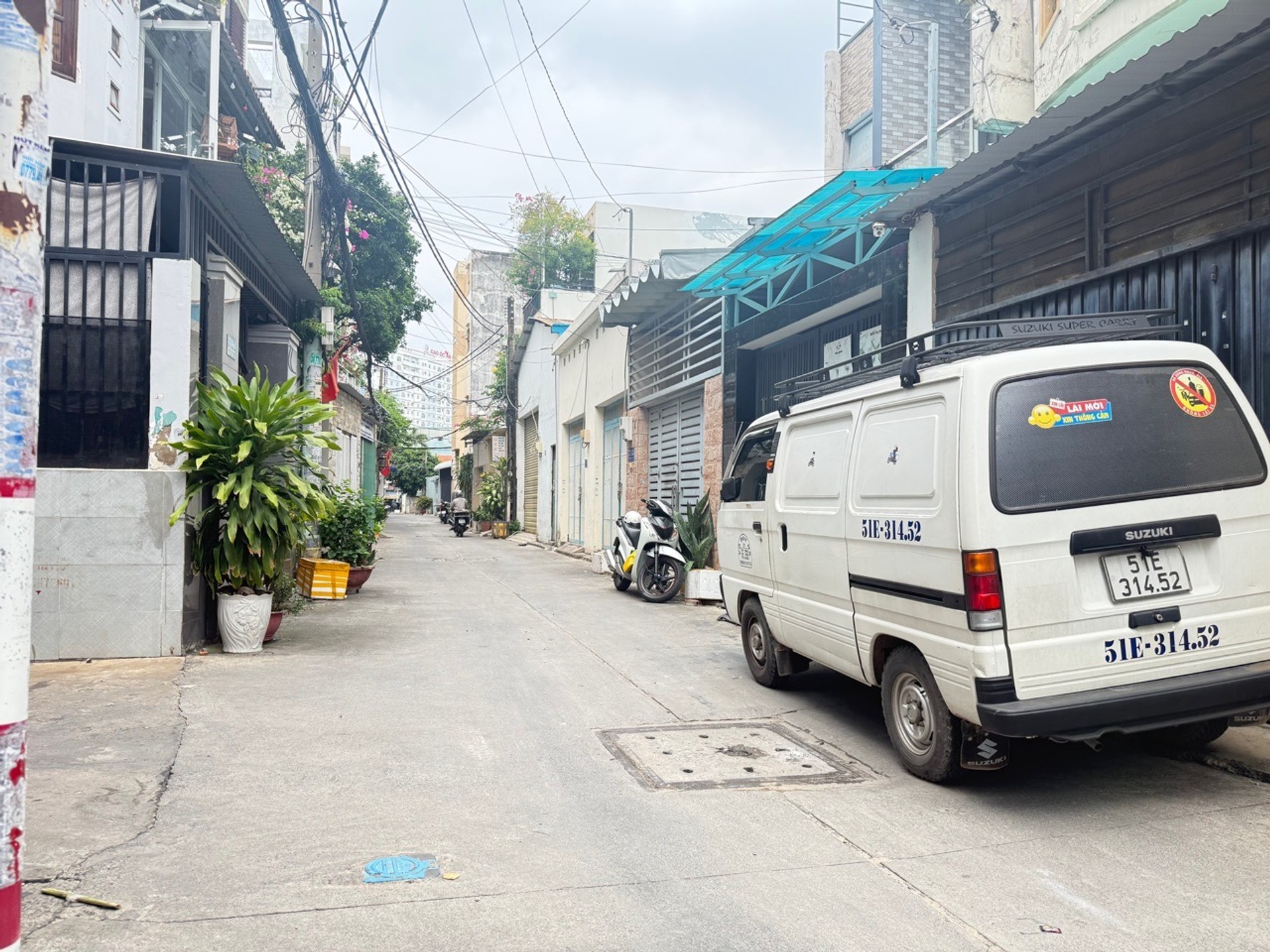 Nhà 3 tầng rộng rãi, ô tô tránh, giá tốt tại Phú Thọ Hòa