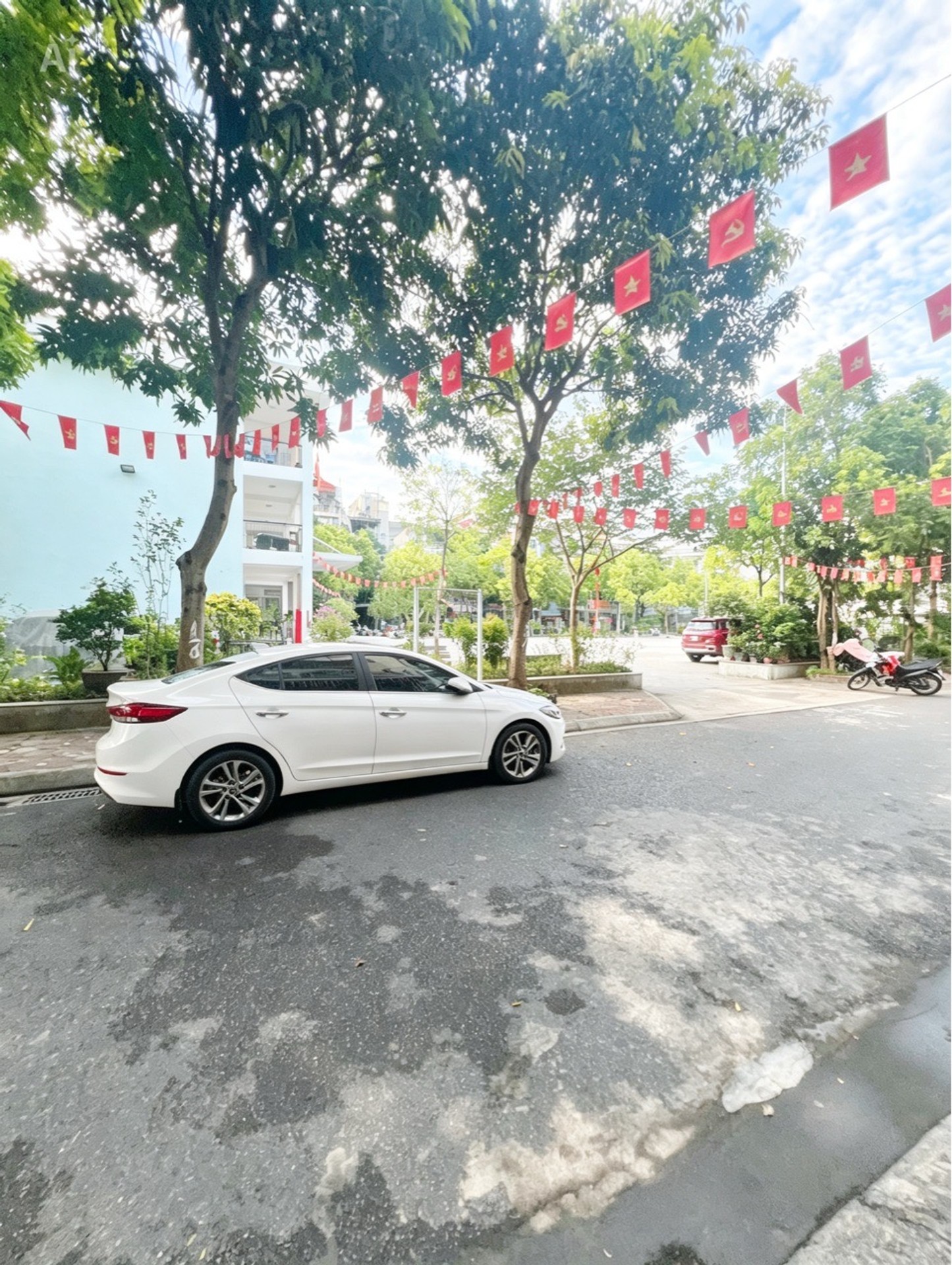 Nhà đẹp TĐC Giang Biên, 4 tầng, view sân chơi, giá tốt