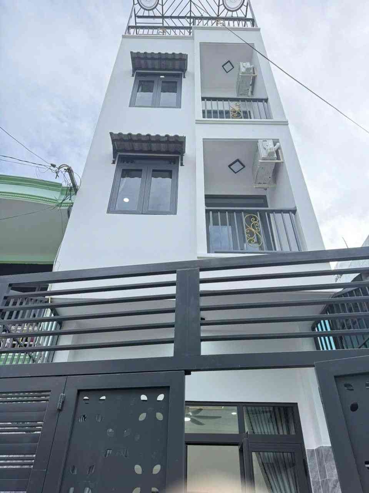 Nhà phố 5 tầng hiện đại, 6 phòng ngủ cực rộng tại Quang Trung