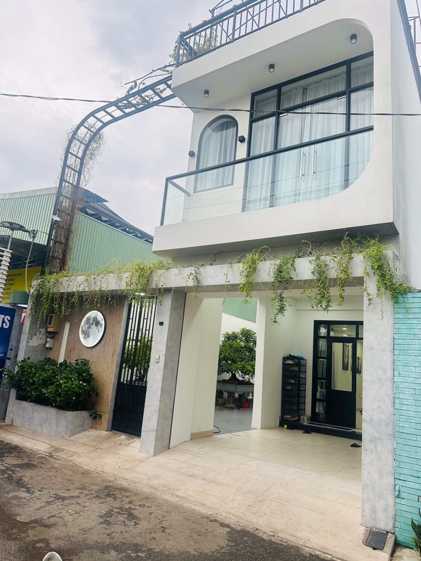 Nhà phố hiện đại ba tầng tại Tô Ký với không gian sống đẳng cấp