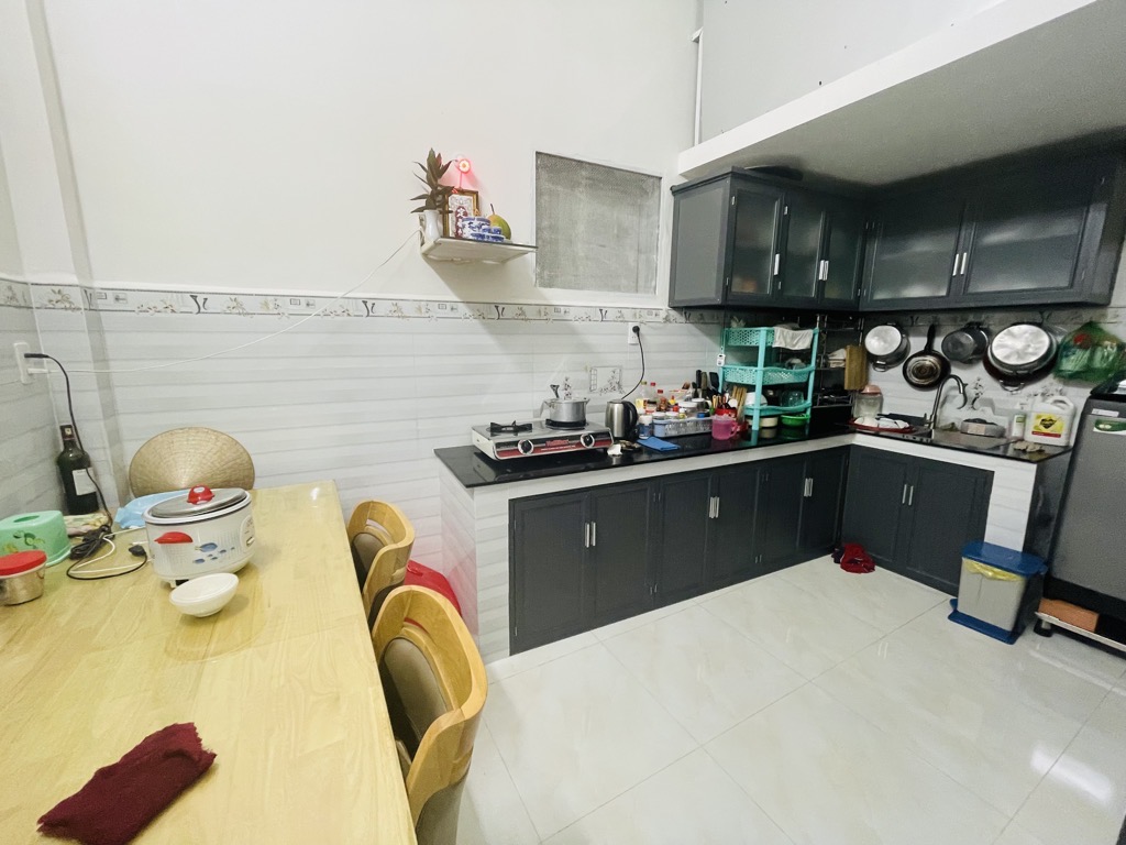 Bán nhà riêng 2 tầng xã Phường 10 Tân Bình, hẻm thông sát mặt tiền Lạc Long Quân