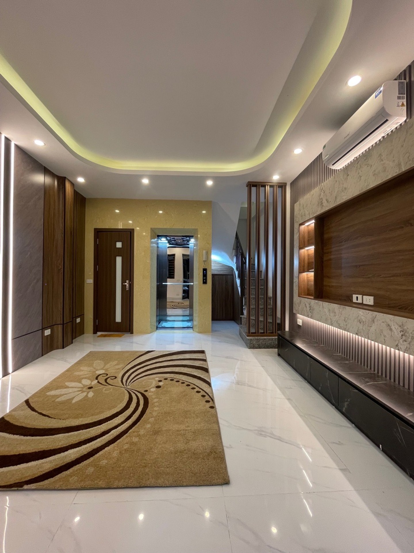 Cơ hội hiếm có sở hữu nhà 7 tầng giá trị tại trung tâm Nguyễn Đức Cảnh