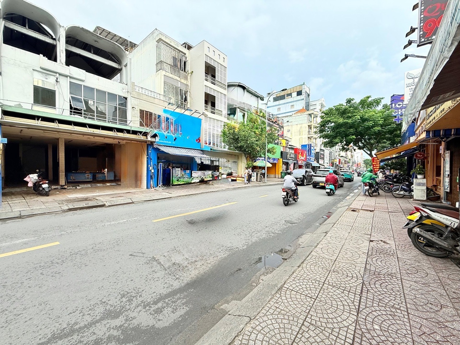 Nhà mặt phố Hoàng Hoa Thám vị trí vàng, cơ hội đầu tư hiếm có, giá tốt
