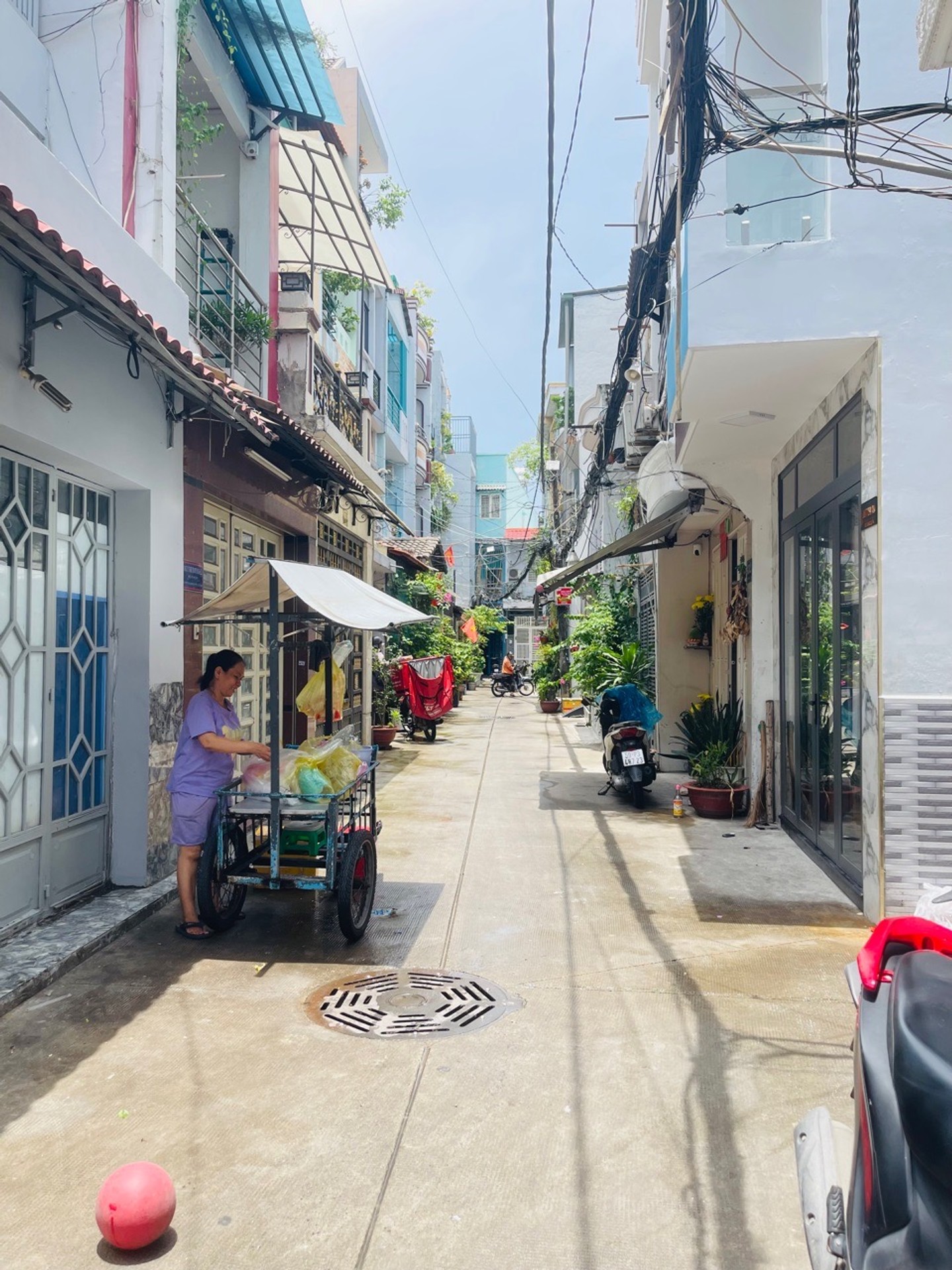 Nhà Ba Tầng Giá Sốc Tại Lạc Long Quân, Tận Hưởng Cuộc Sống Tiện Nghi