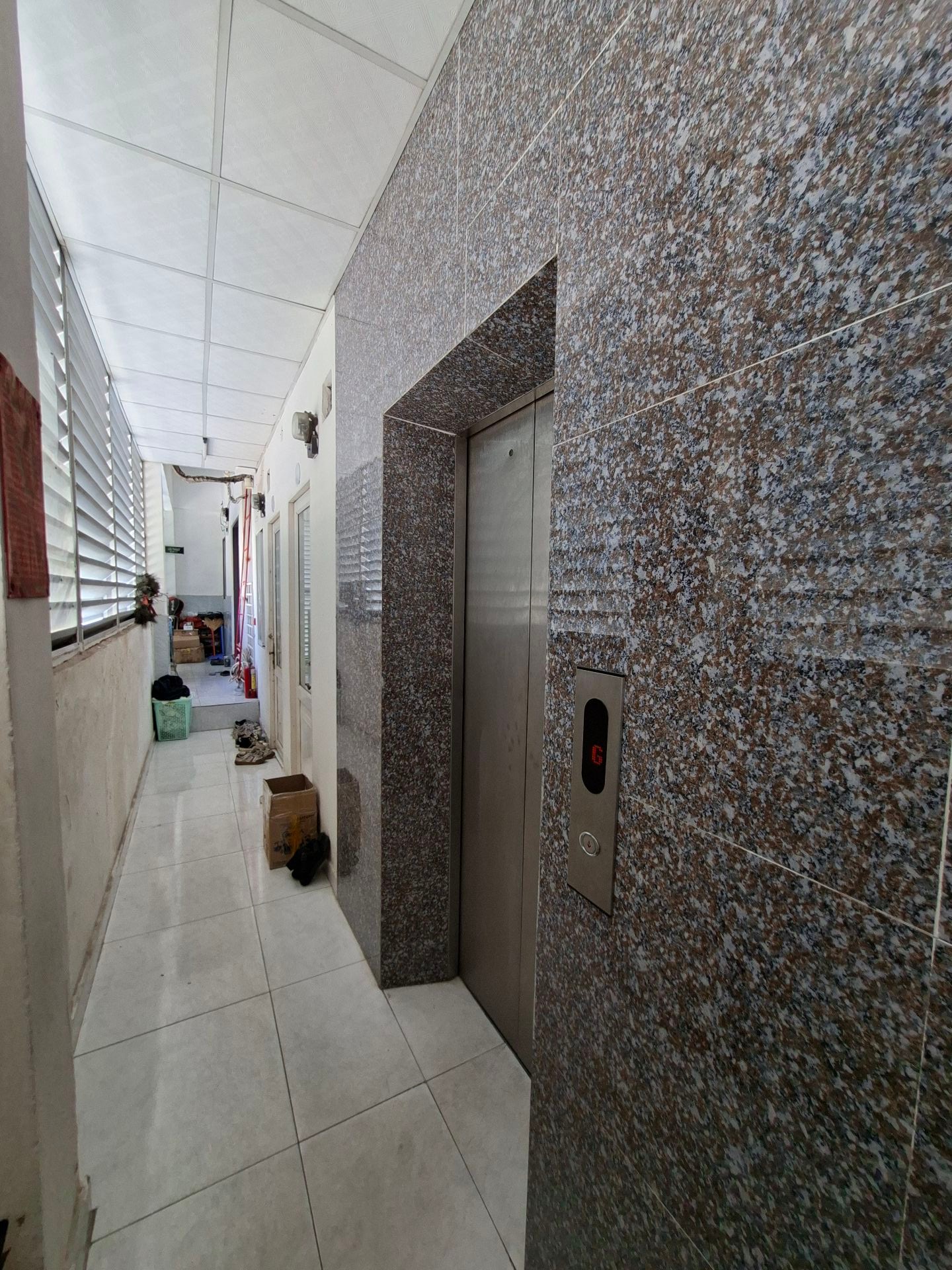 Bán nhà riêng 5 tầng tại Lạc Long Quân, diện tích 154 m2, ô tô vào nhà, thang máy