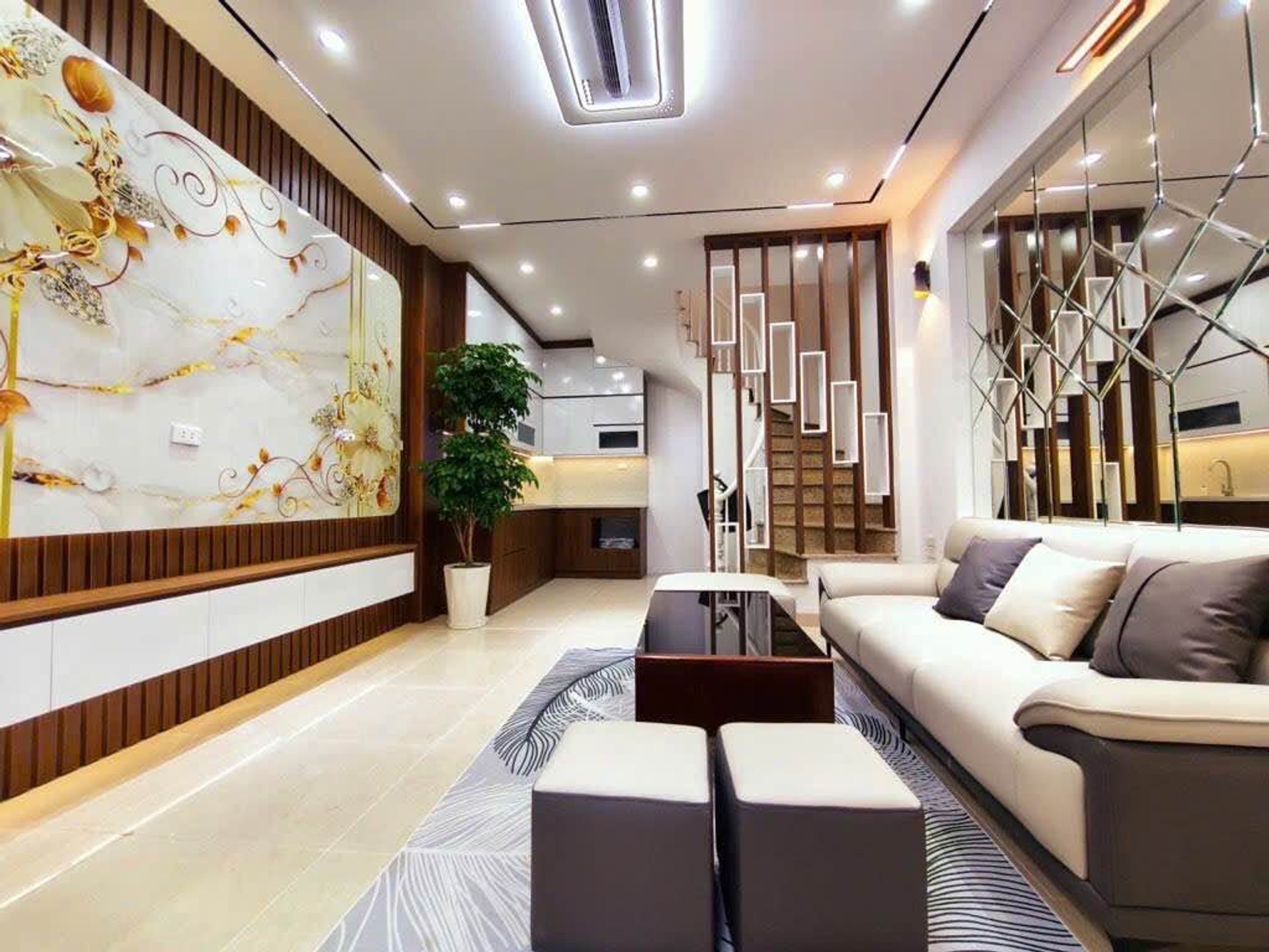 Bán nhà 5 tầng 3 phòng ngủ tại quận trung tâm, giá hấp dẫn