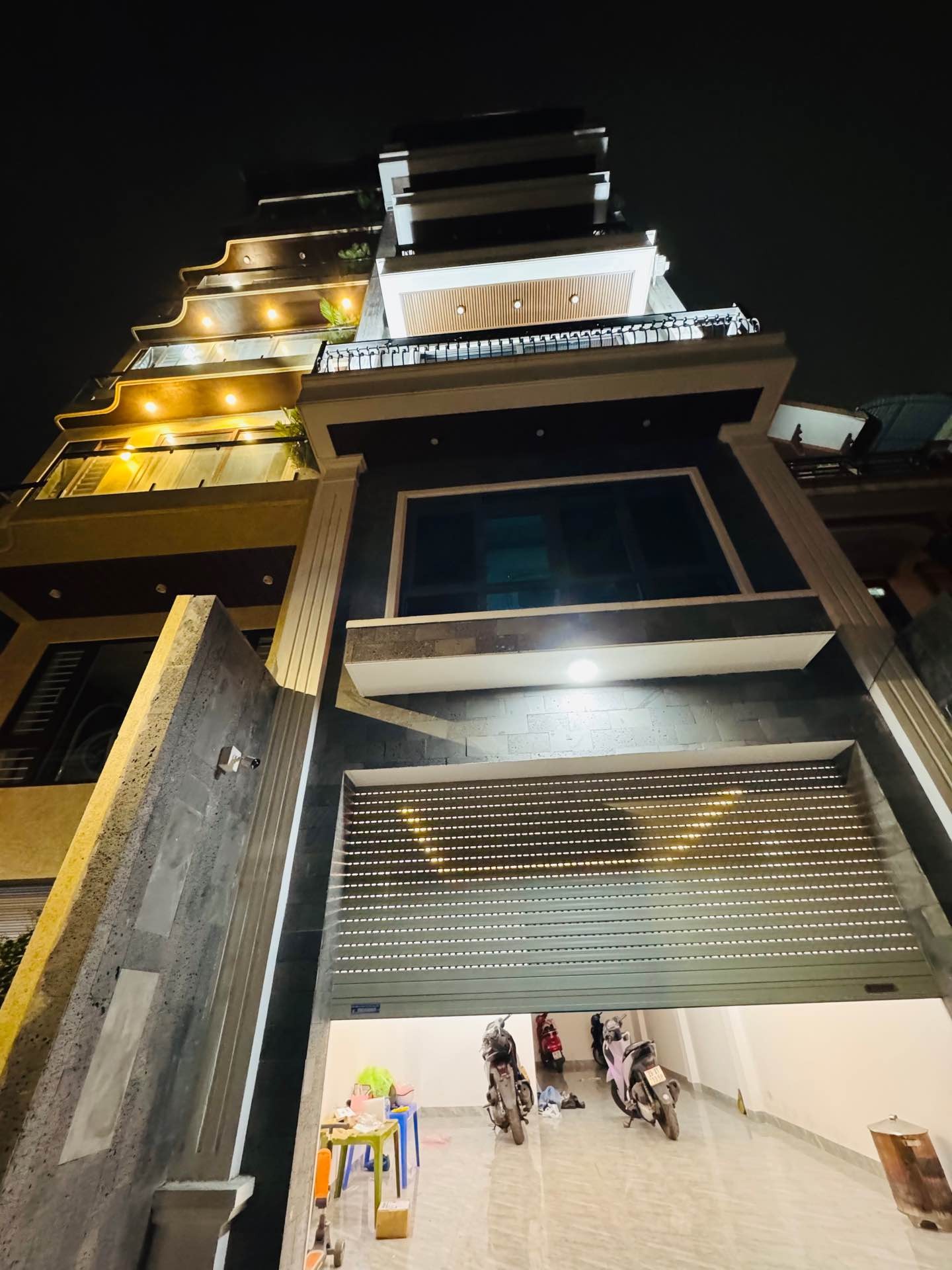 Siêu phẩm nhà riêng Long Biên đẳng cấp với thang máy nhập khẩu và gara ô tô tiện nghi