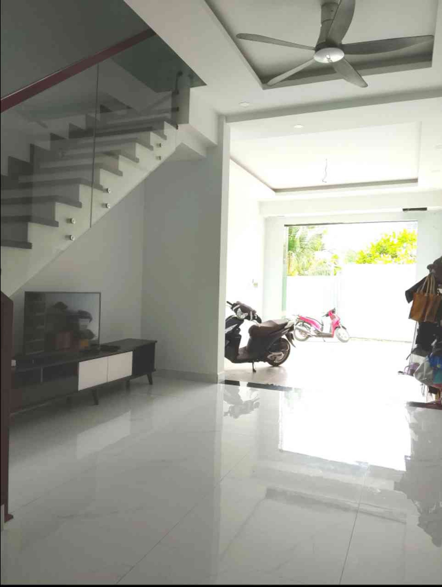 Nhà 3 tầng đẹp, xe hơi vào tận nơi, tiện kinh doanh