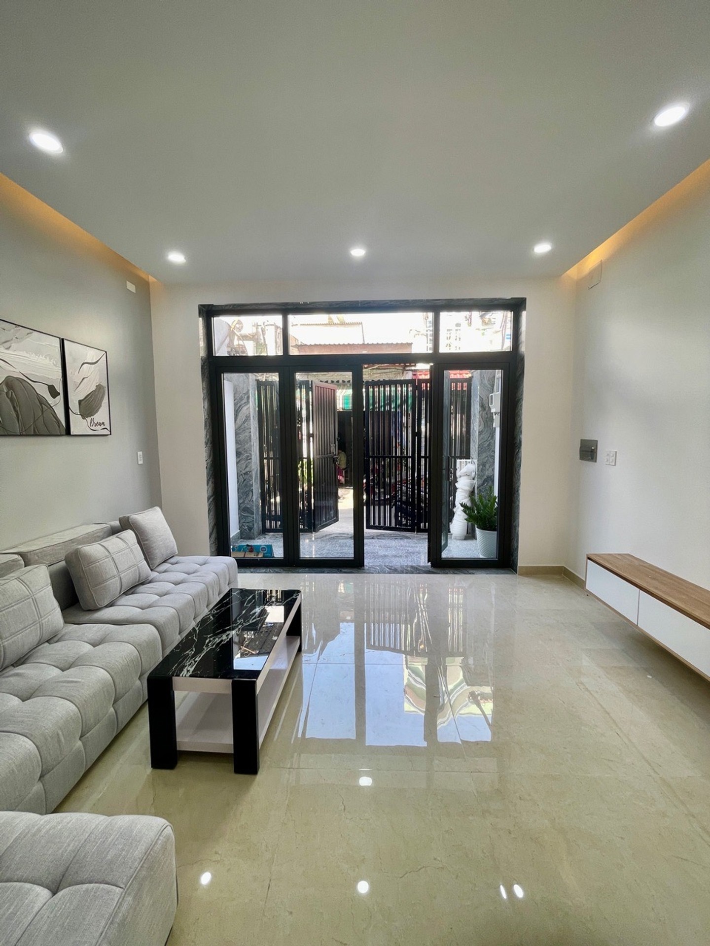 Nhà 2 tầng hiện đại, vị trí đắc địa Tân Thới Nhất