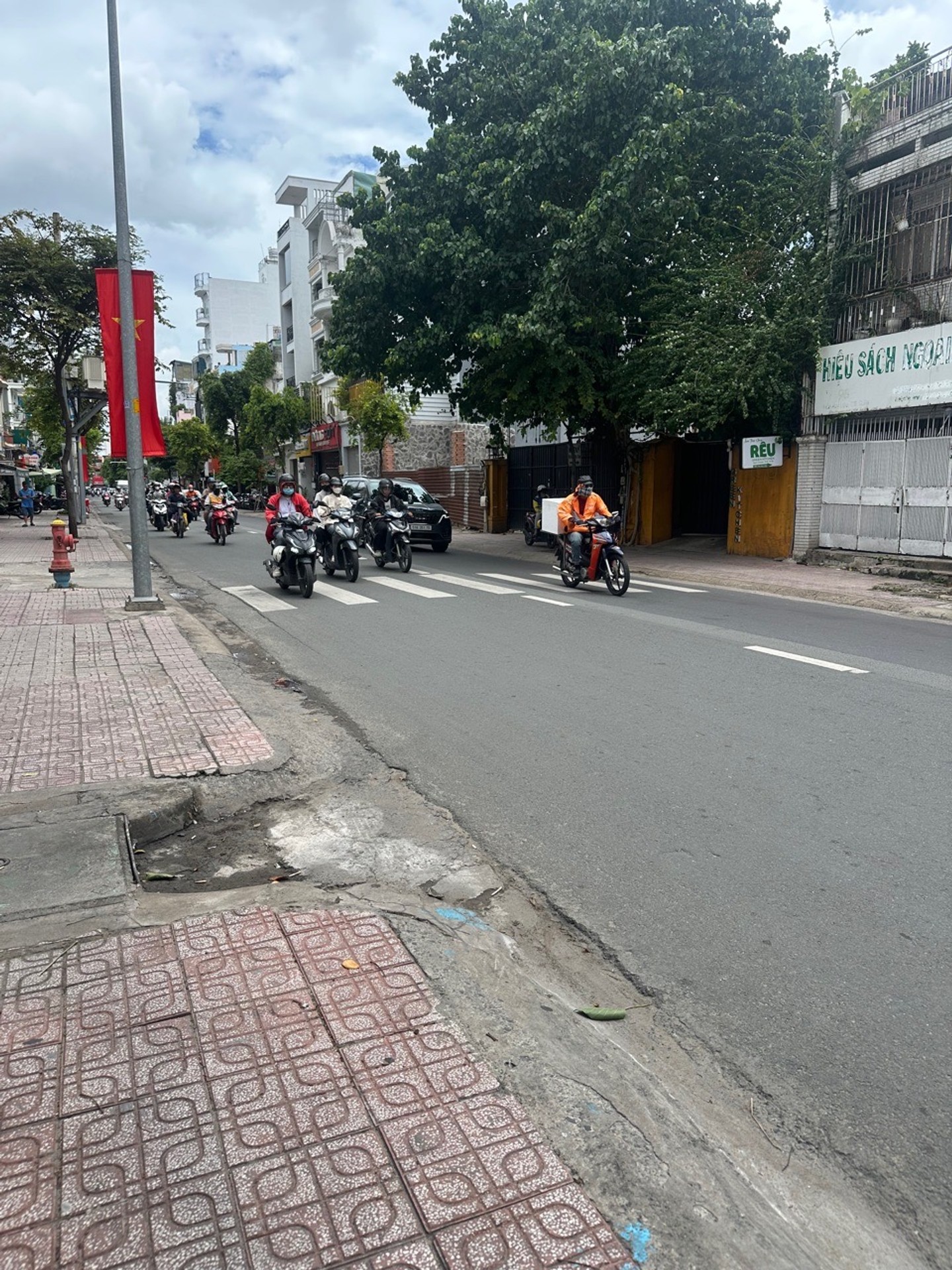 Bán nhà mặt tiền giáp Nguyễn Văn Trỗi - gần 100m2 nở hậu tài lộc - khai thác dòng tiền giá 8.x tỷ