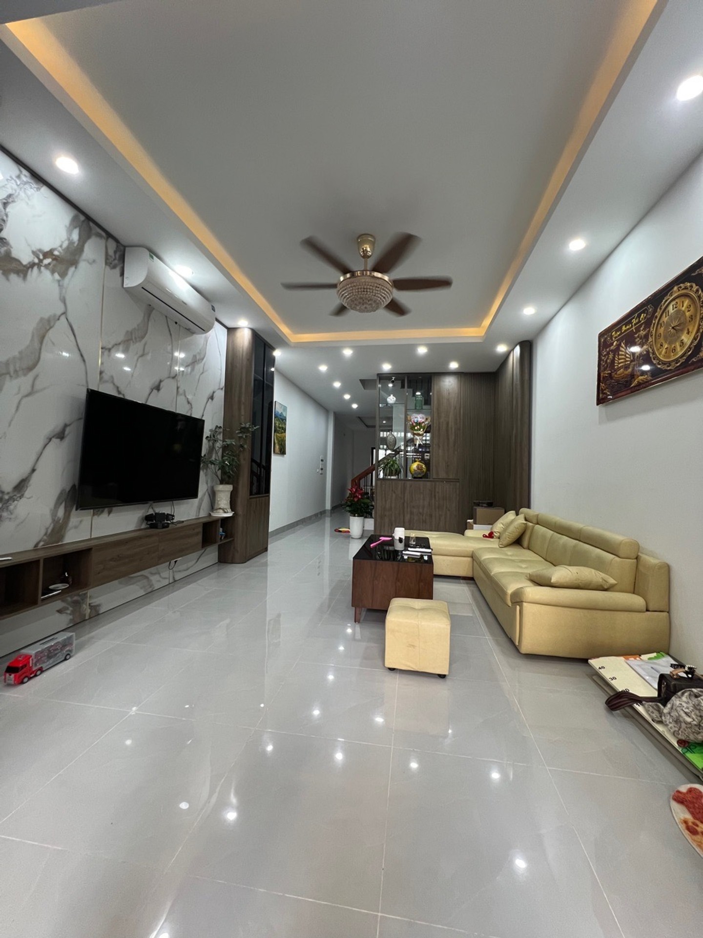 Bán nhà Ngô Gia Tự, Long Biên 92m, 14 tỷ. Thang máy, gần phố, ở ngay!