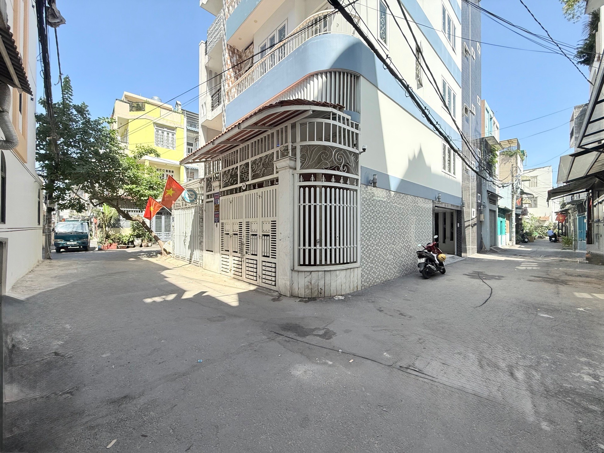 Thiết kế hiện đại biệt thự góc 5 tầng có thang máy tại Quang Trung
