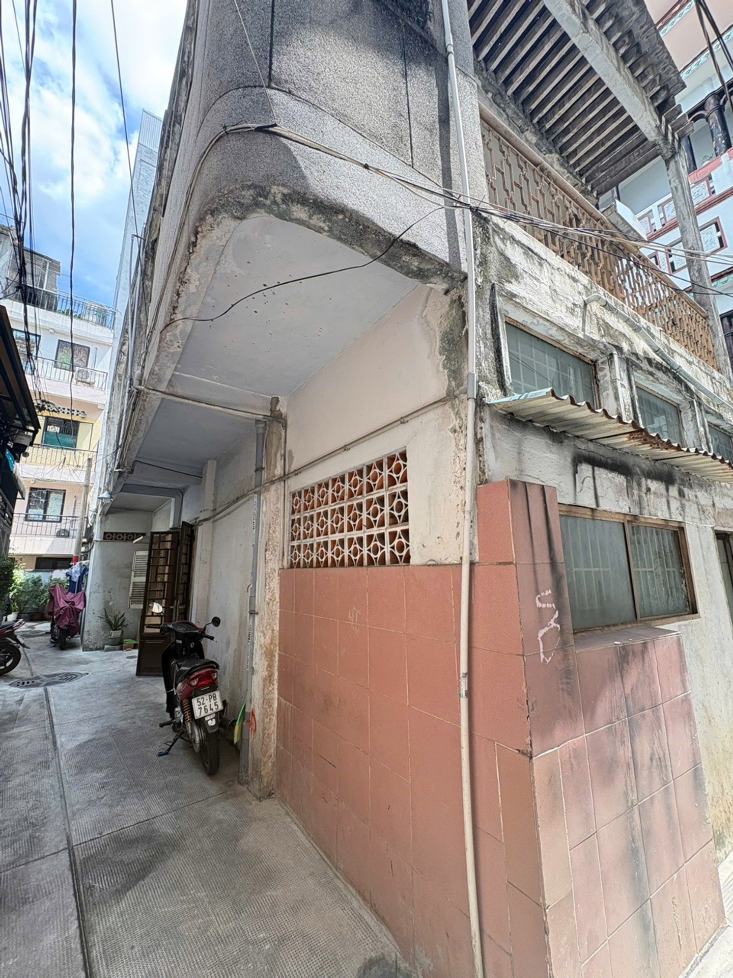 Ngay chợ Phạm văn hai
Nhà 3 tầng 72m2 3 mặt thoáng giá 8.5 tỷ