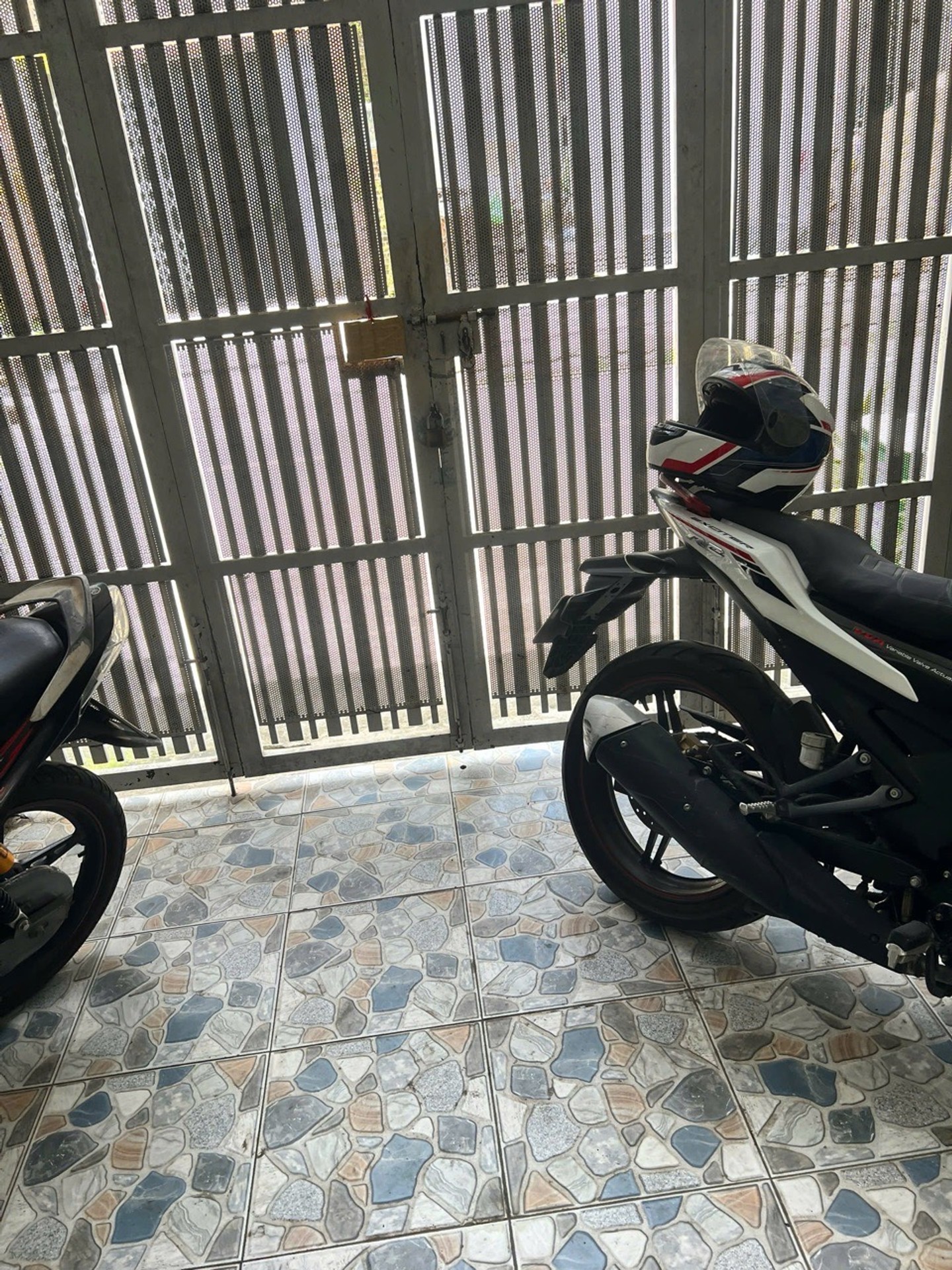 Bán nhà mặt phố xã phường gần chợ đầu mối 64m2 2 tầng giá 6,1 tỷ